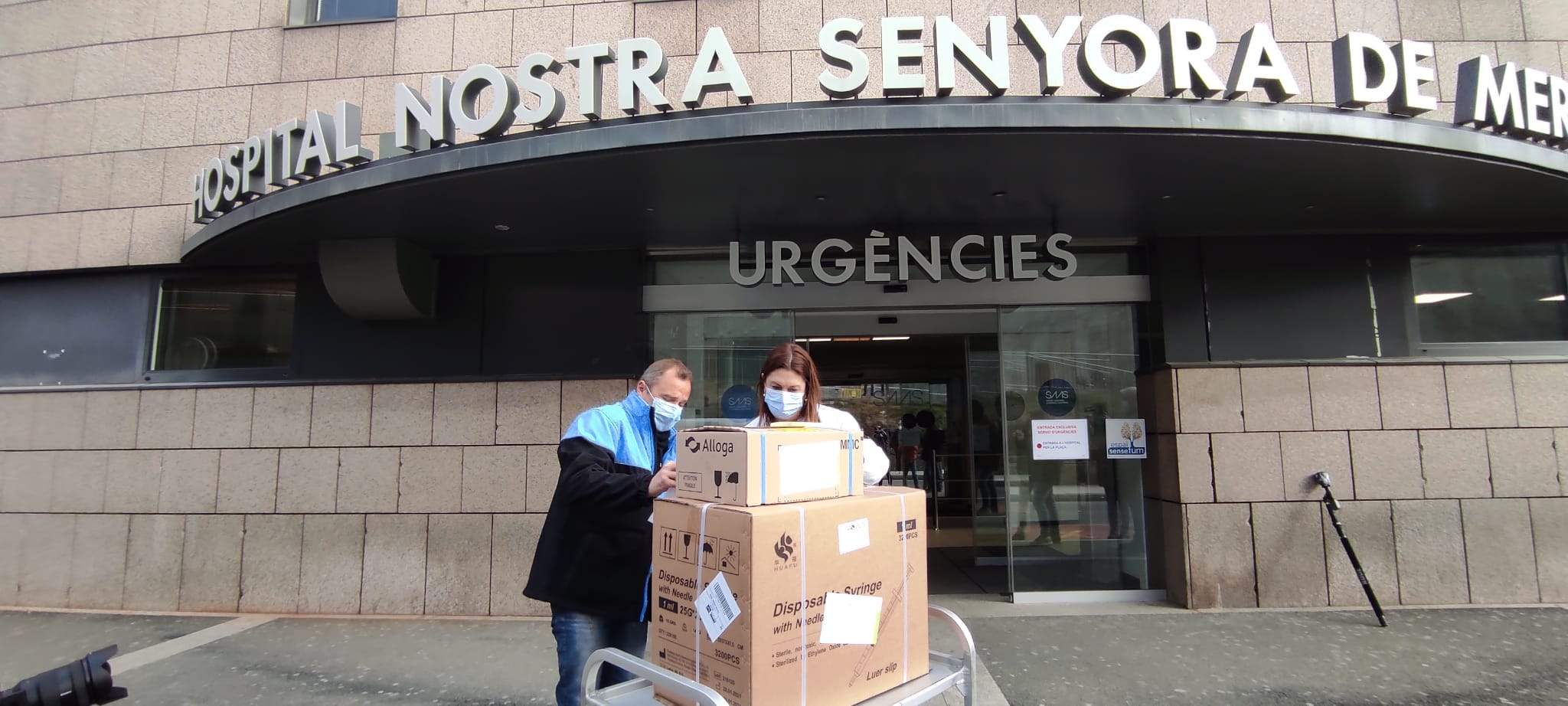 Arribada de les vacunes a l'hospital.