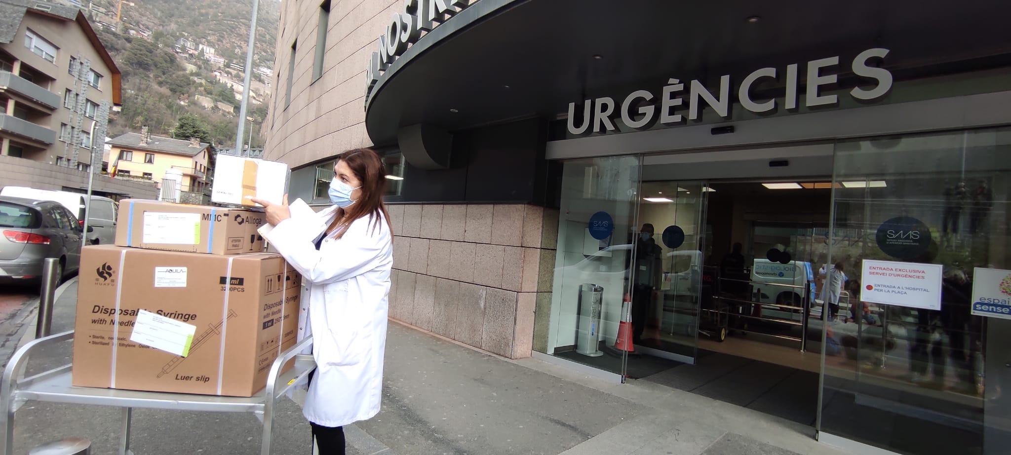 La doctora Elvira Geli comprovant el material acaba d'arribar.