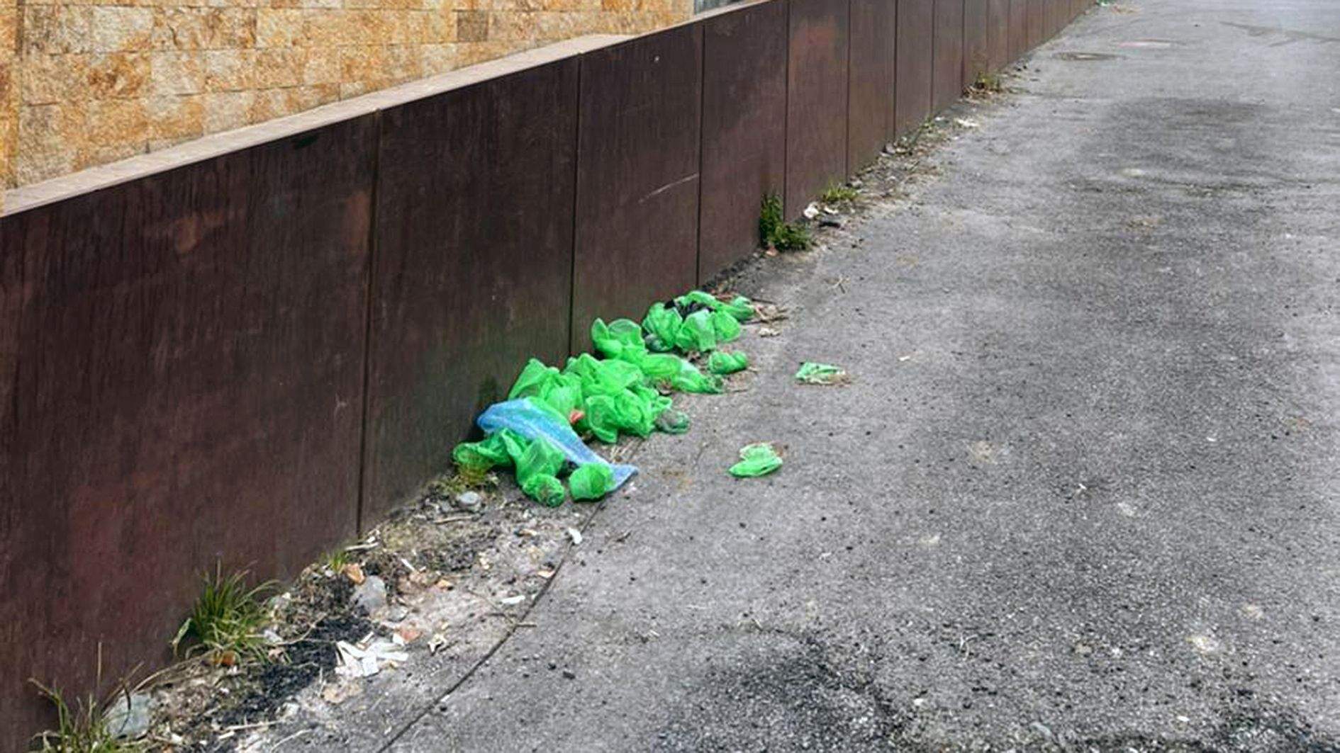 Tifes embossades en mig de la via pública.