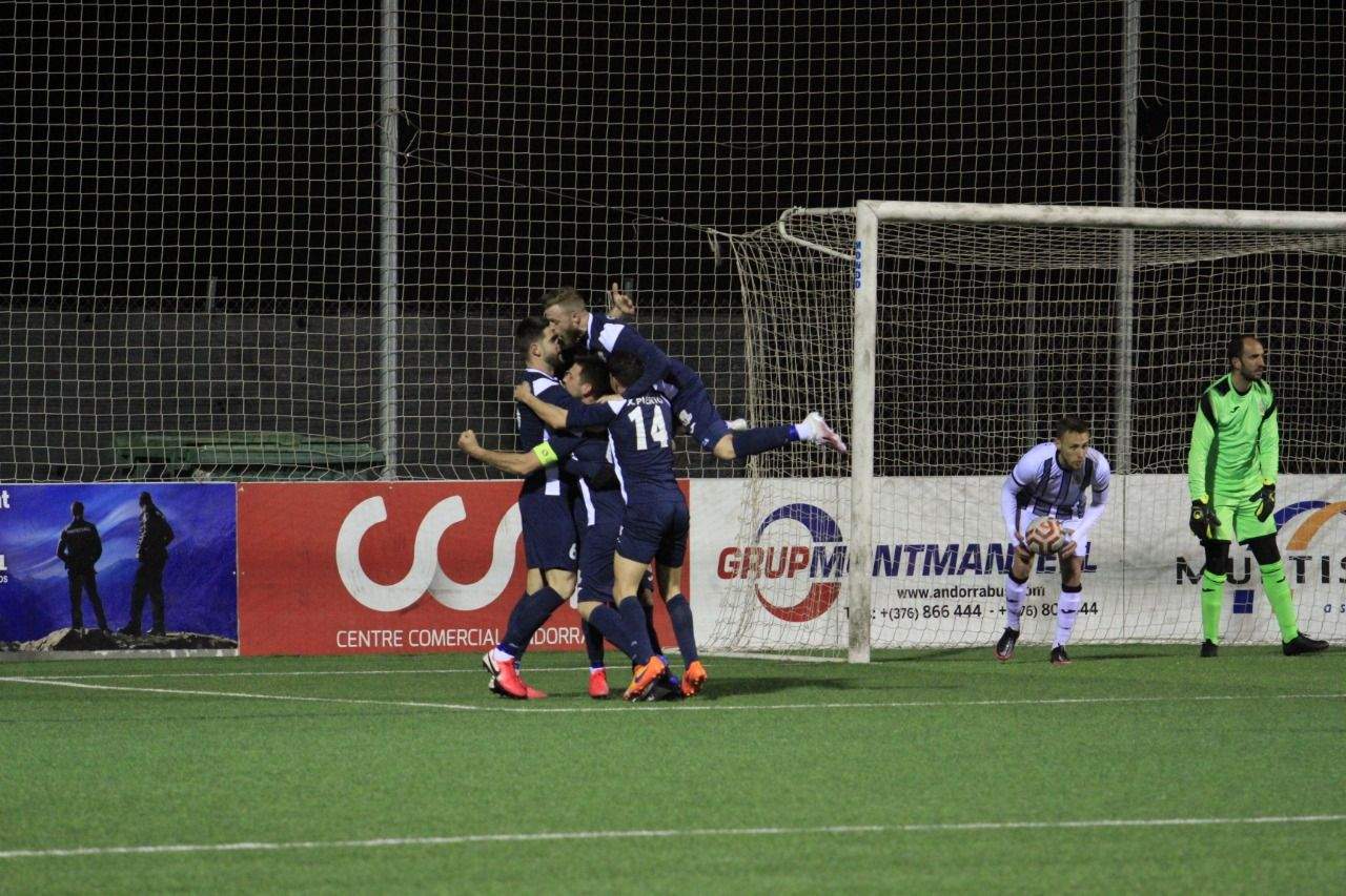 Els jugadors de l'FC Santa Coloma celebren el gol que els ha donat el triomf.
