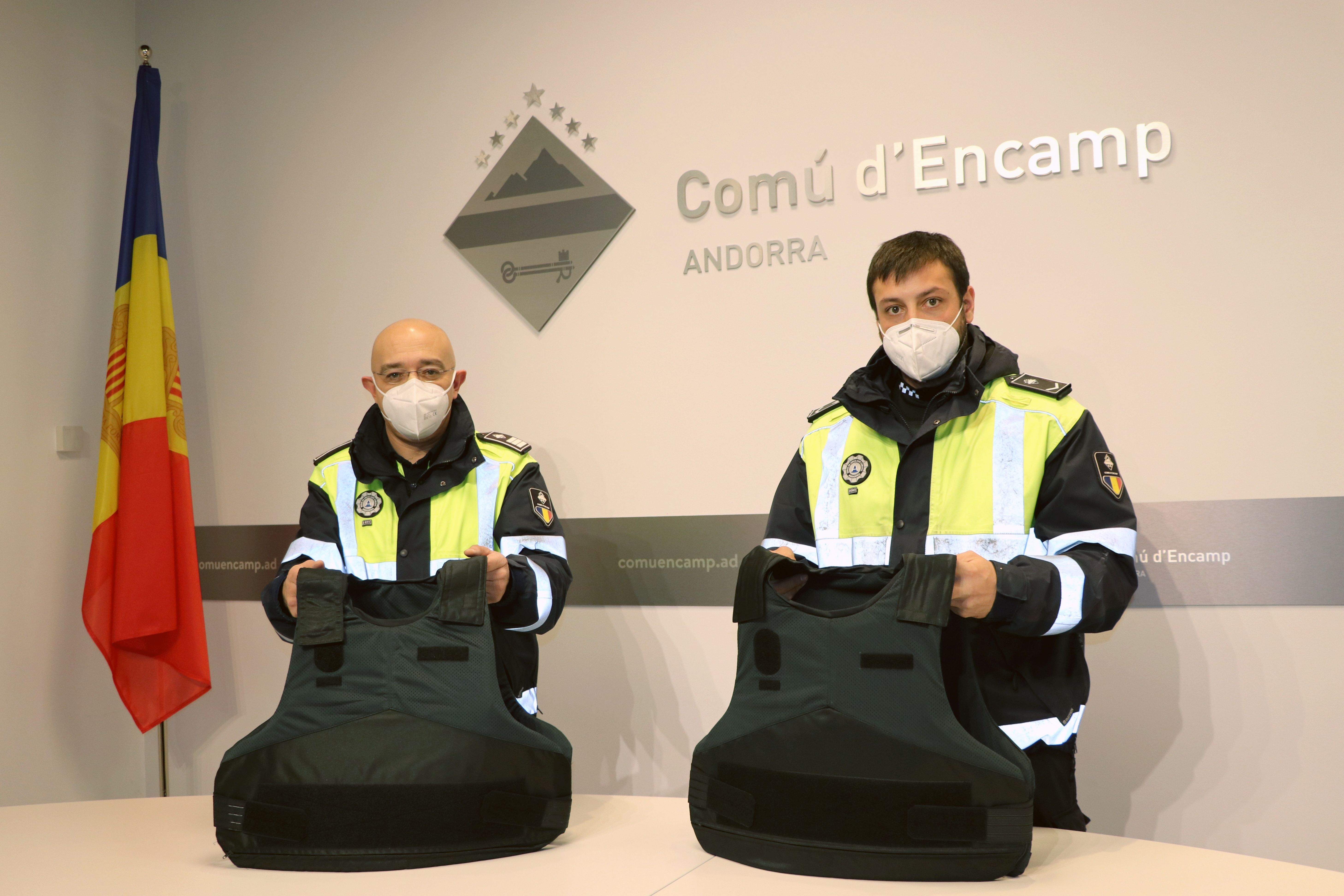 Dos agents mostren les armilles de protecció.