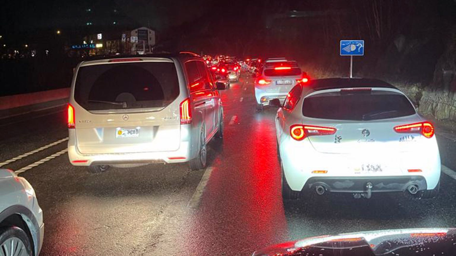 Cua de vehicles abans d'arribar a la zona de transitoris duaners que hi ha abans d'arribar a la zona duanera espanyola.