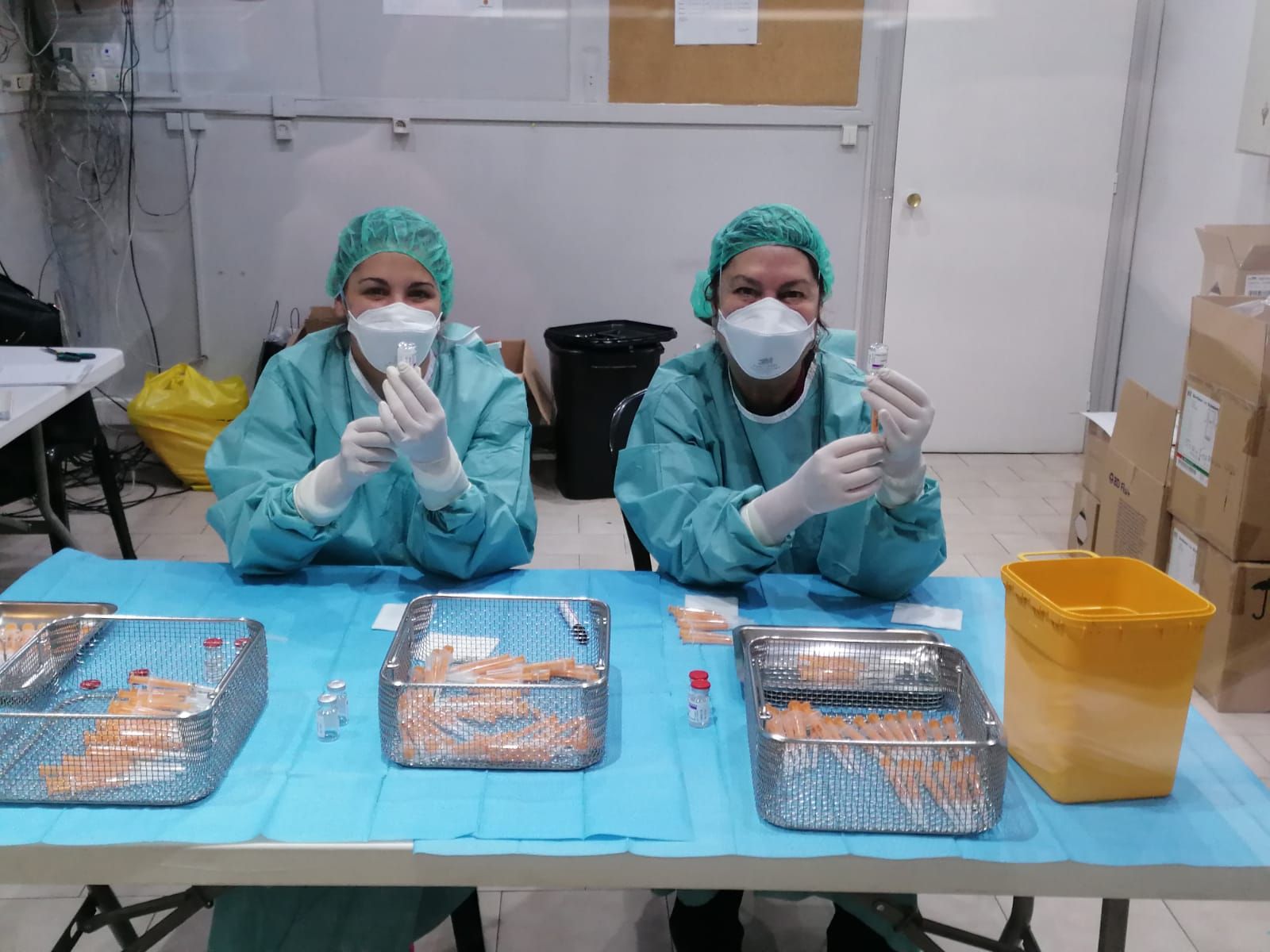 Dues professionals del SAAS a punt per iniciar la vacunació. Dues professionals del SAAS a punt per iniciar la vacunació.