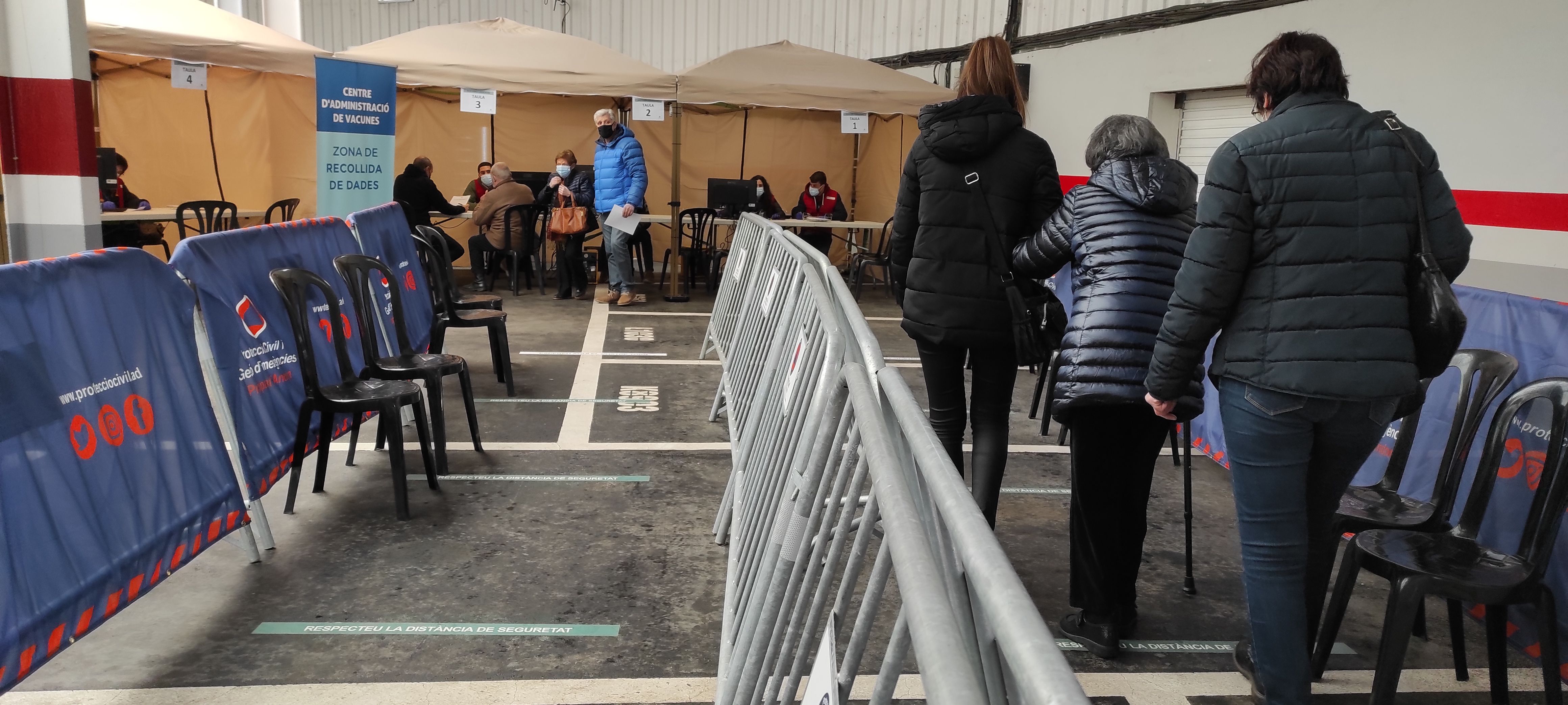 Zona de recepció i control administratiu de les persones que han de ser vacunades i els seus acompanyants. Zona de recepció i control administratiu de les persones que han de ser vacunades i els seus acompanyants.