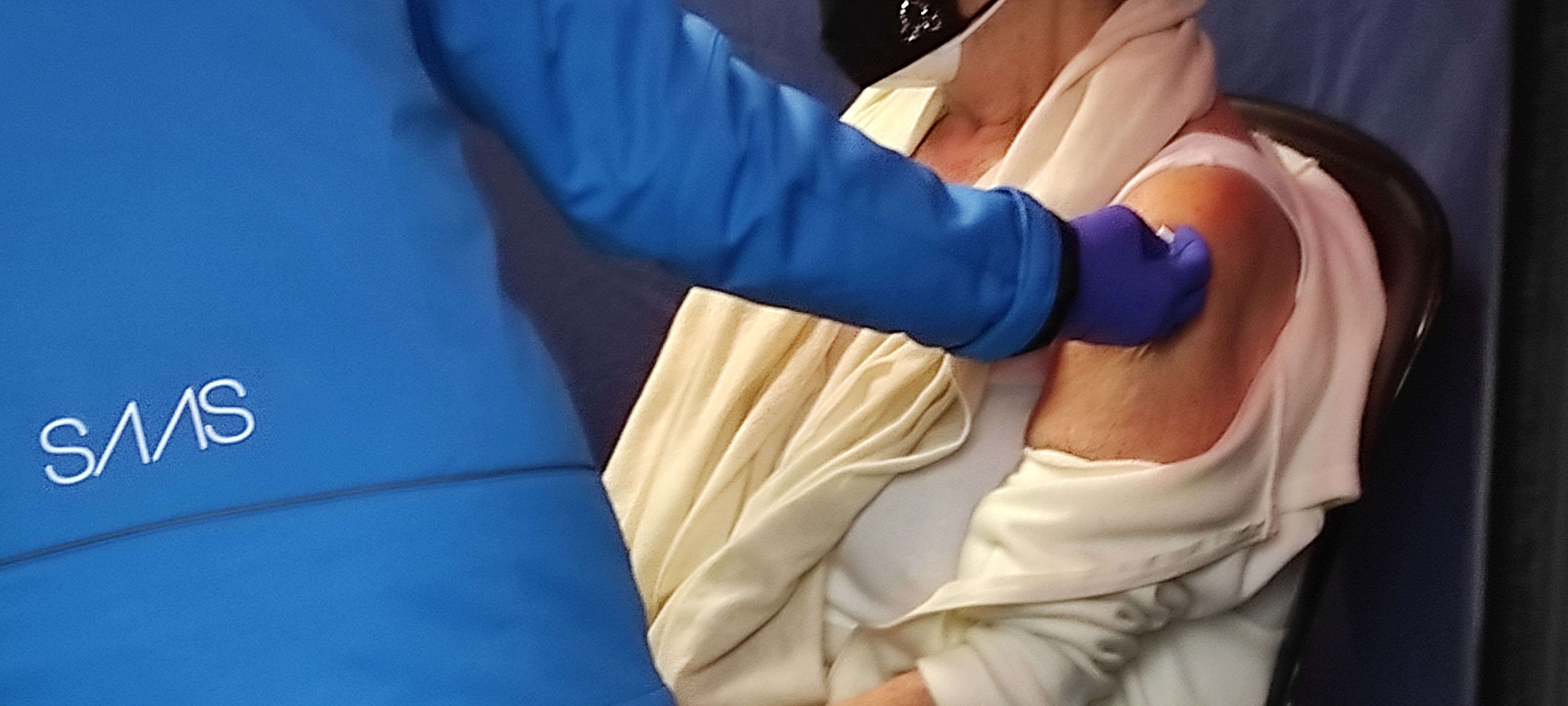 Una de les persones vacunades just després de ser punxada. Una de les persones vacunades just després de ser punxada.