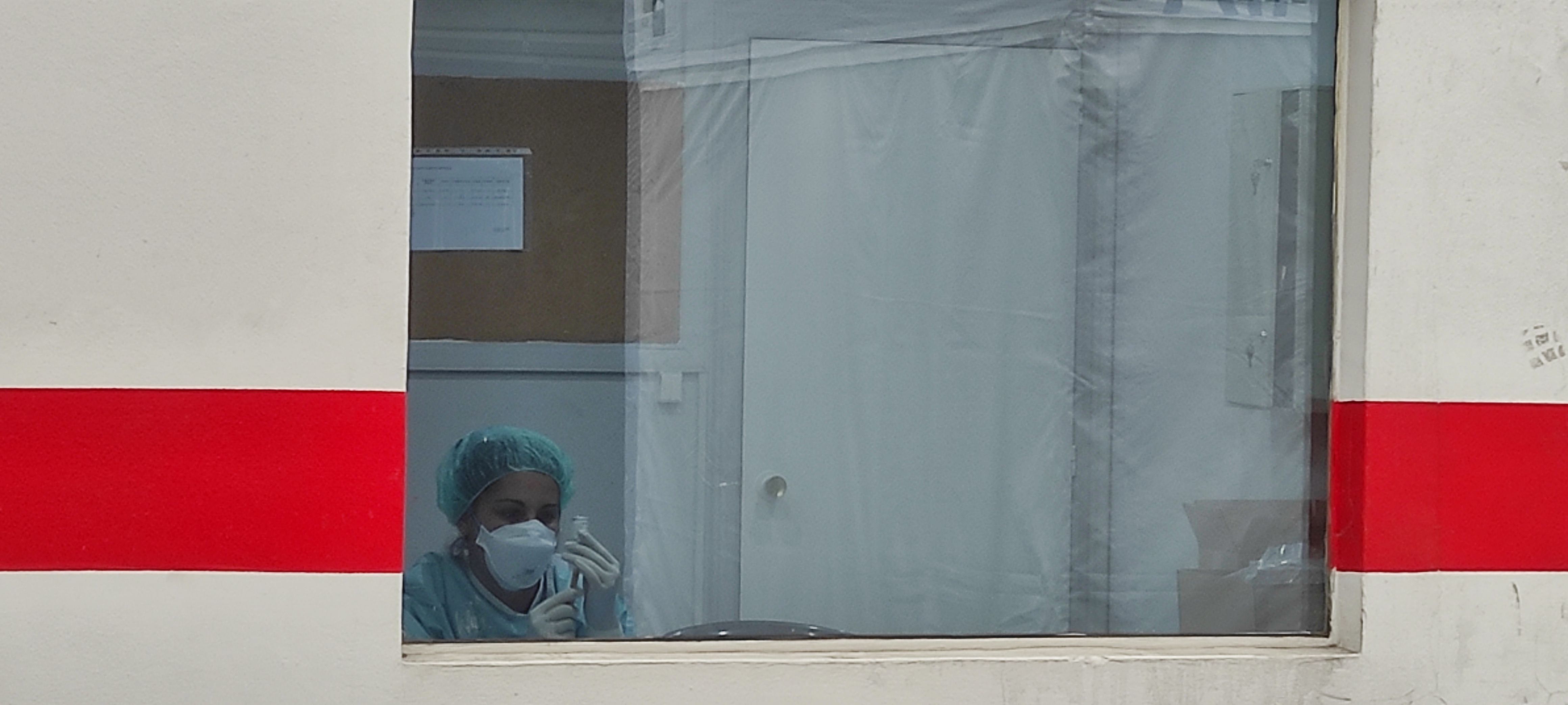 Carregant una xeringa. Carregant una xeringa.