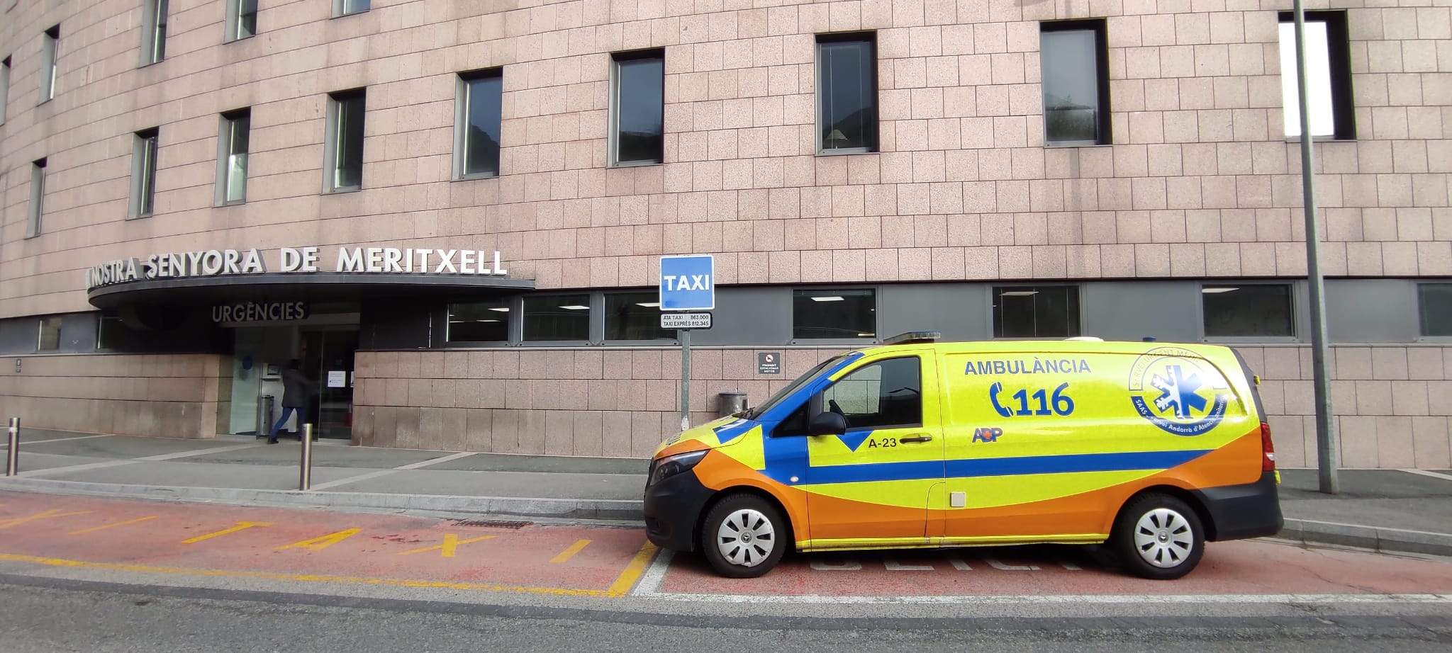 Una ambulància del 116 a l'entrada de l'hospital.