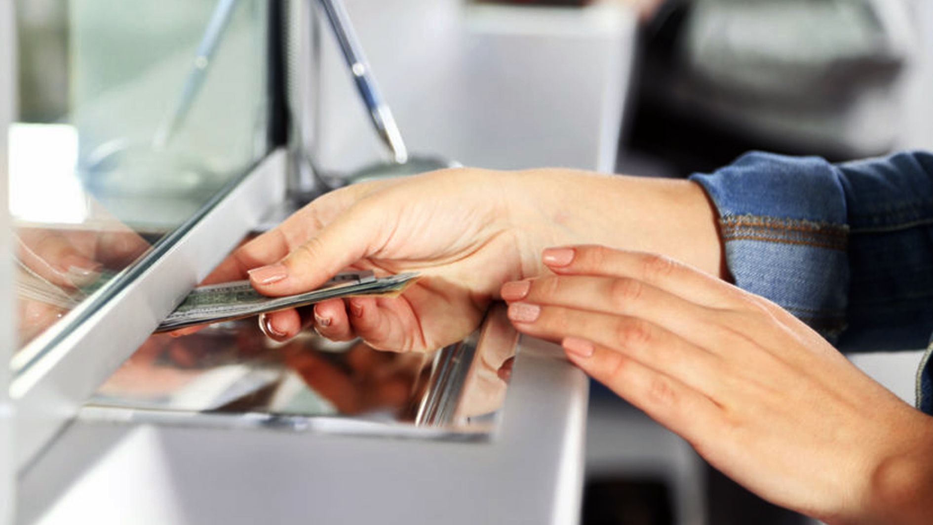 Lliurant bitllets a finestreta.