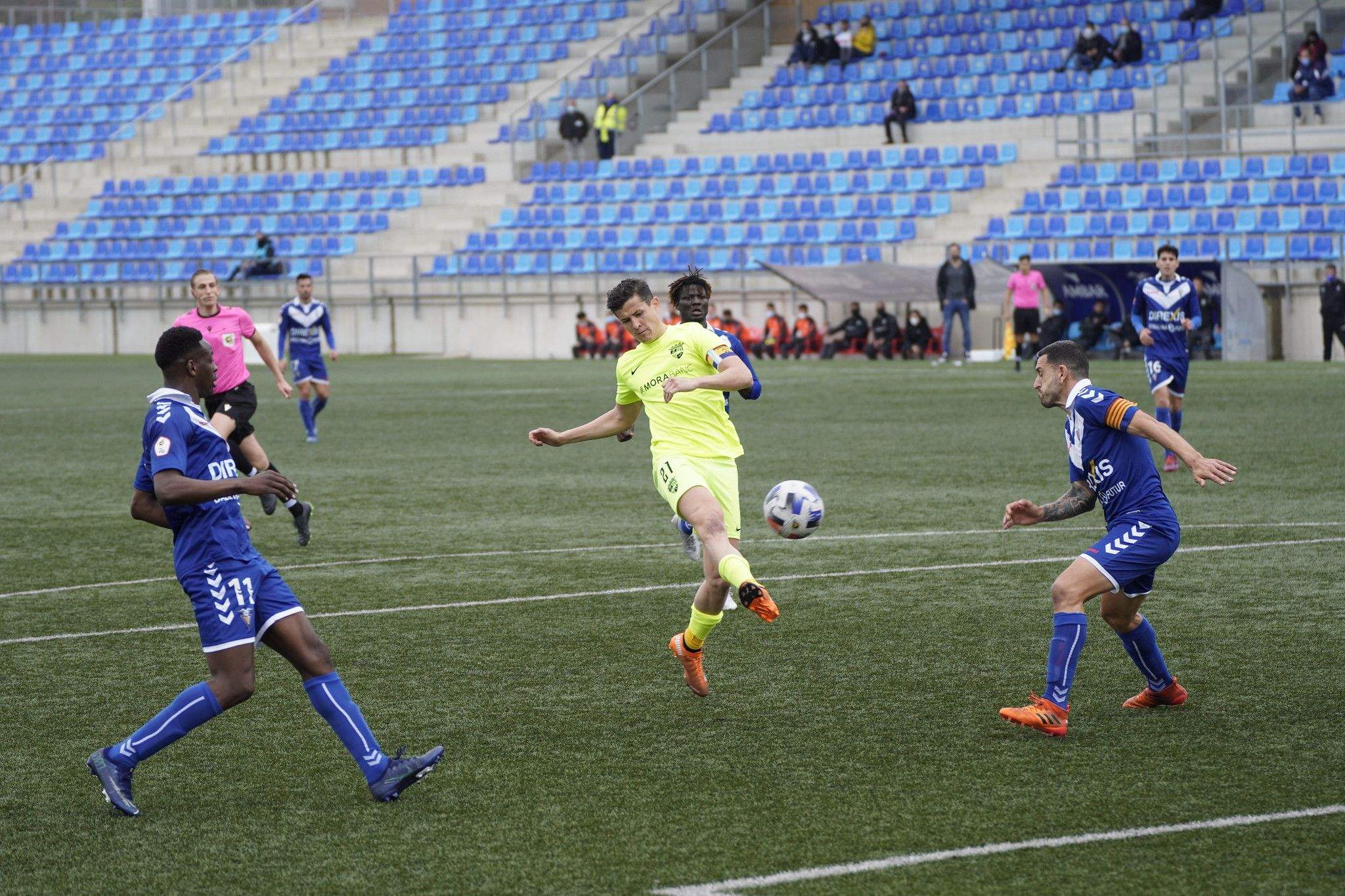 Bover, l'únic tricolor que ha creat perill, remata desviat en l'ocasió que ha tingut al primer temps.
