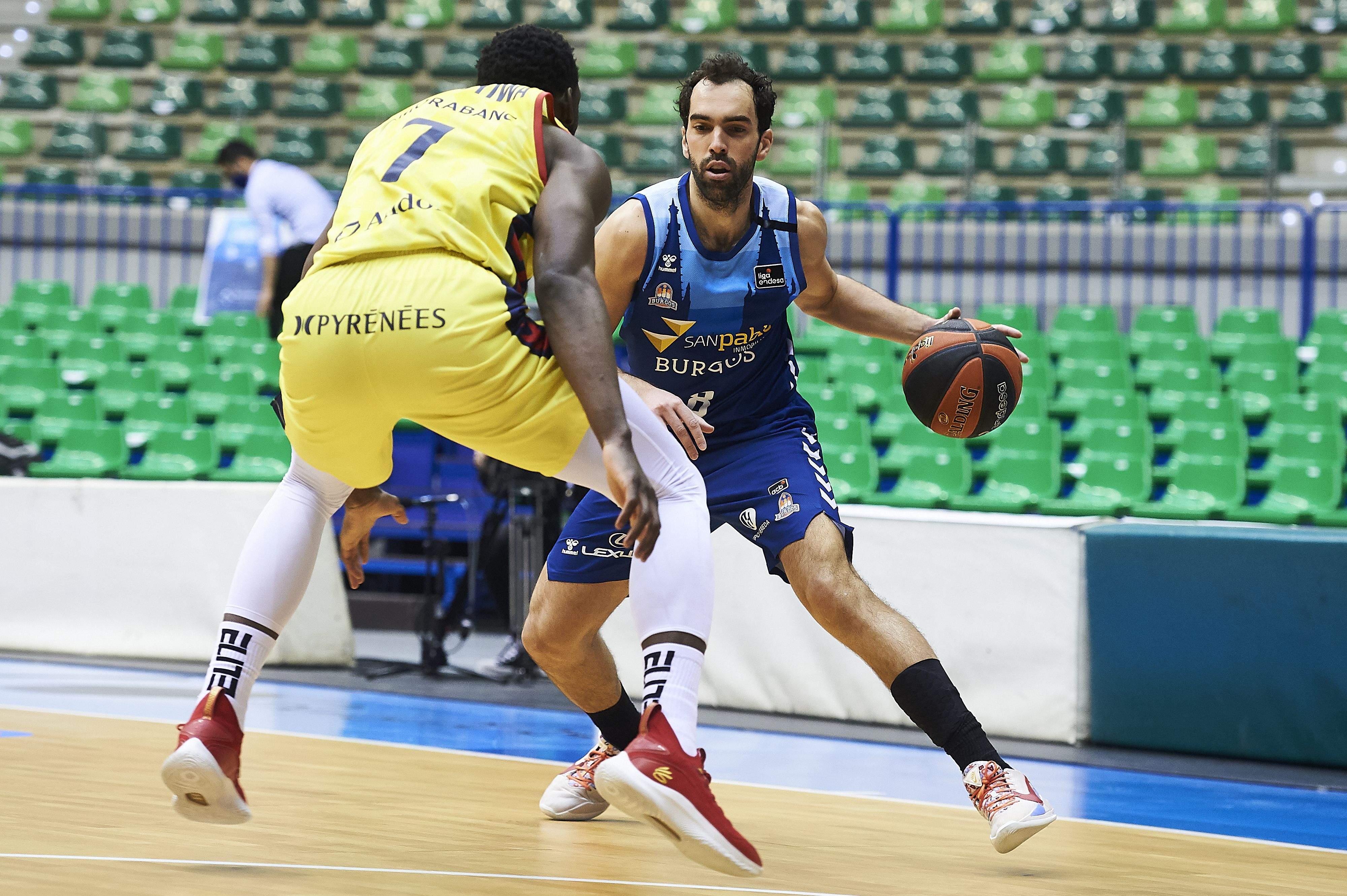 Vitor Benite fa botar la pilota davant de Babatunde.