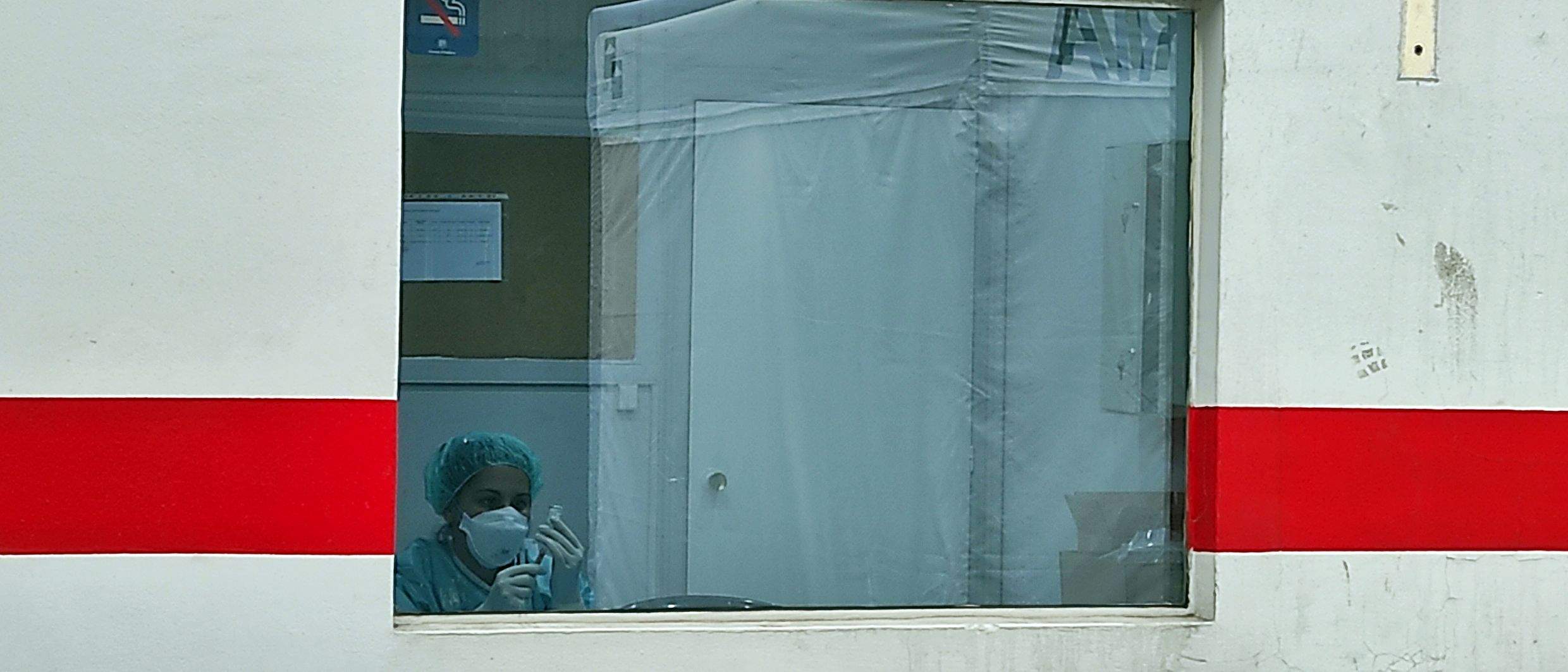 Una professional del SAAS carrega una xeringa a les instal·lacions de l'antiga plaça de braus.