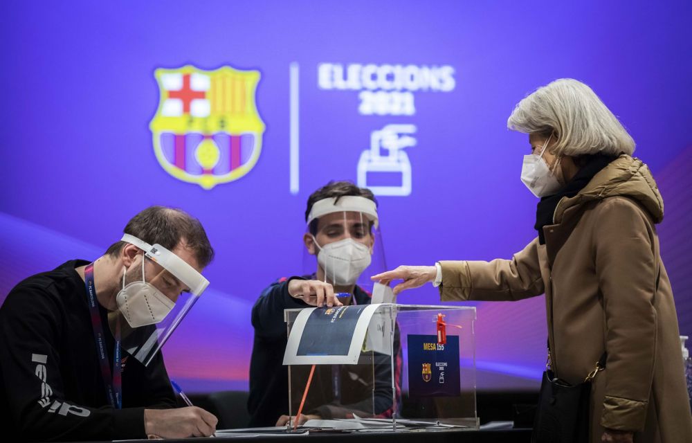 Una de les sòcies blaugrana resident al Principat emetent el seu vot al Centre de Congressos d'Andorra la Vella.