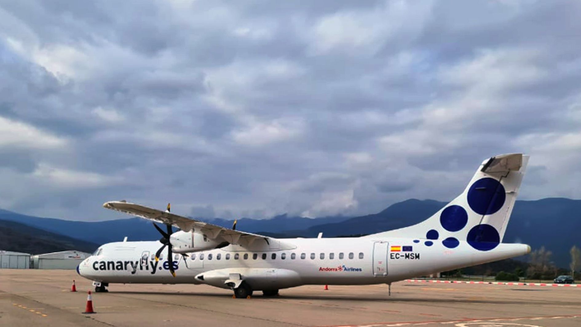 L'ATR-72-500 llogat per Andorra Airlines i propietat de CanaryFly encara aquest diumenge aparcat a la Seu. L'ATR-72-500 llogat per Andorra Airlines i propietat de CanaryFly encara aquest diumenge aparcat a la Seu.