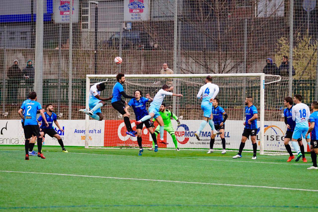 Un moment del duel entre l'Inter d'Escaldes i l'Atlètic.