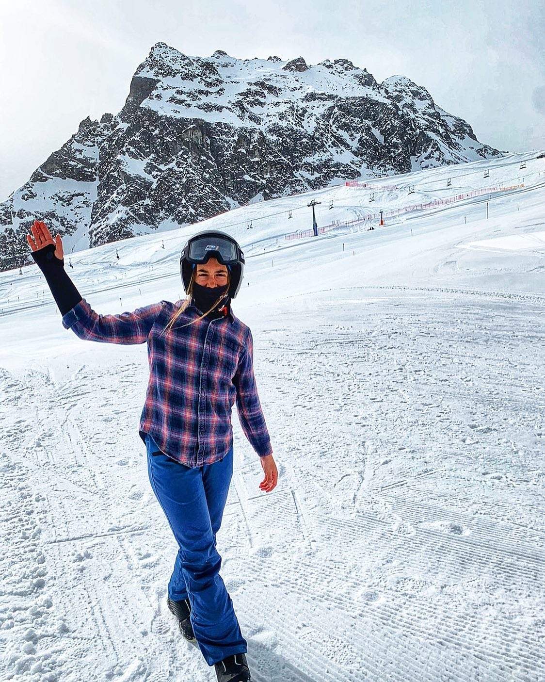 Maeva Estevez en arribar a Àustria, amb una lesió al braç dret.