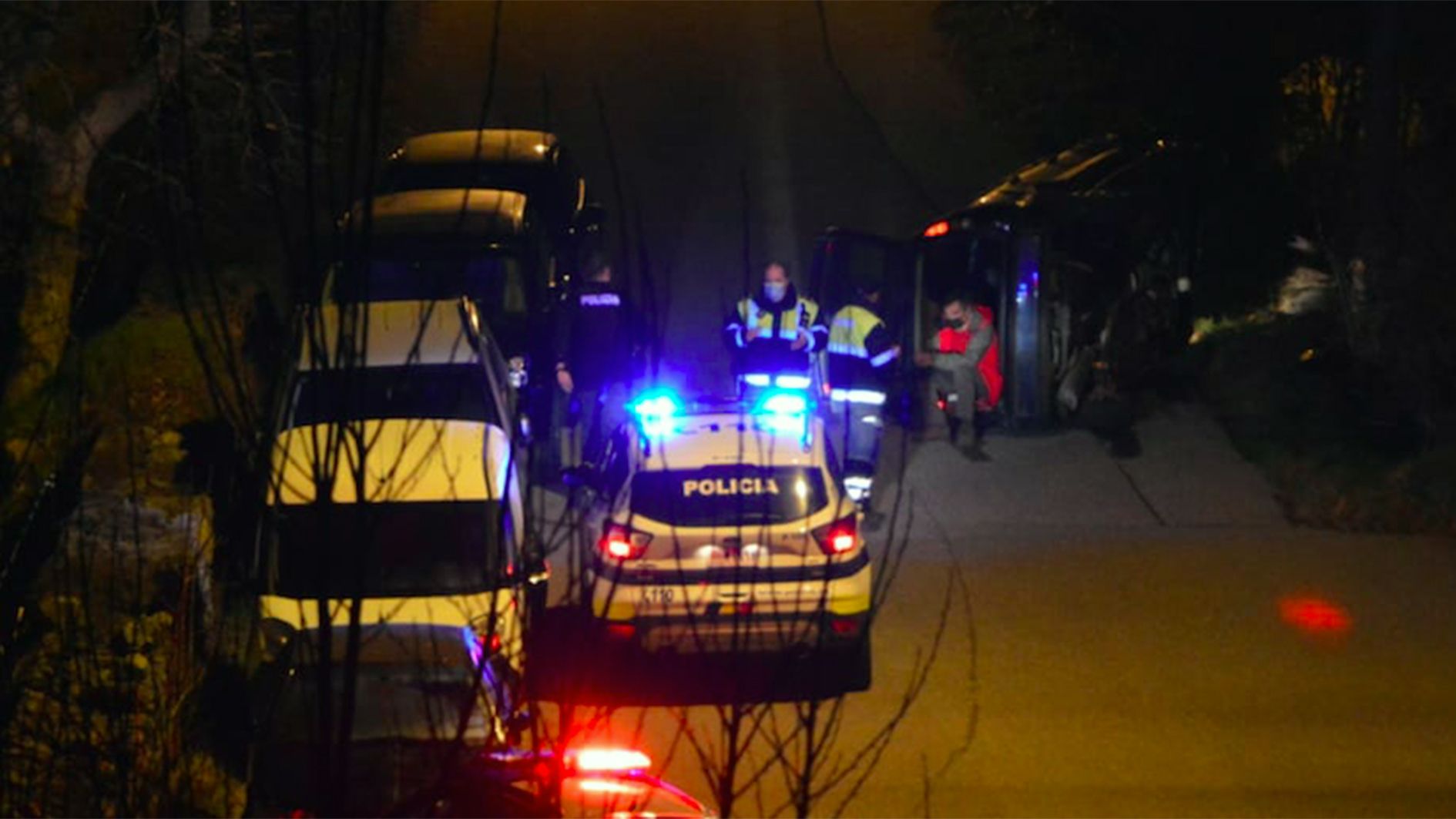 El conductor ha perdut el control i el vehicle ha quedat tombat sobre un lateral.