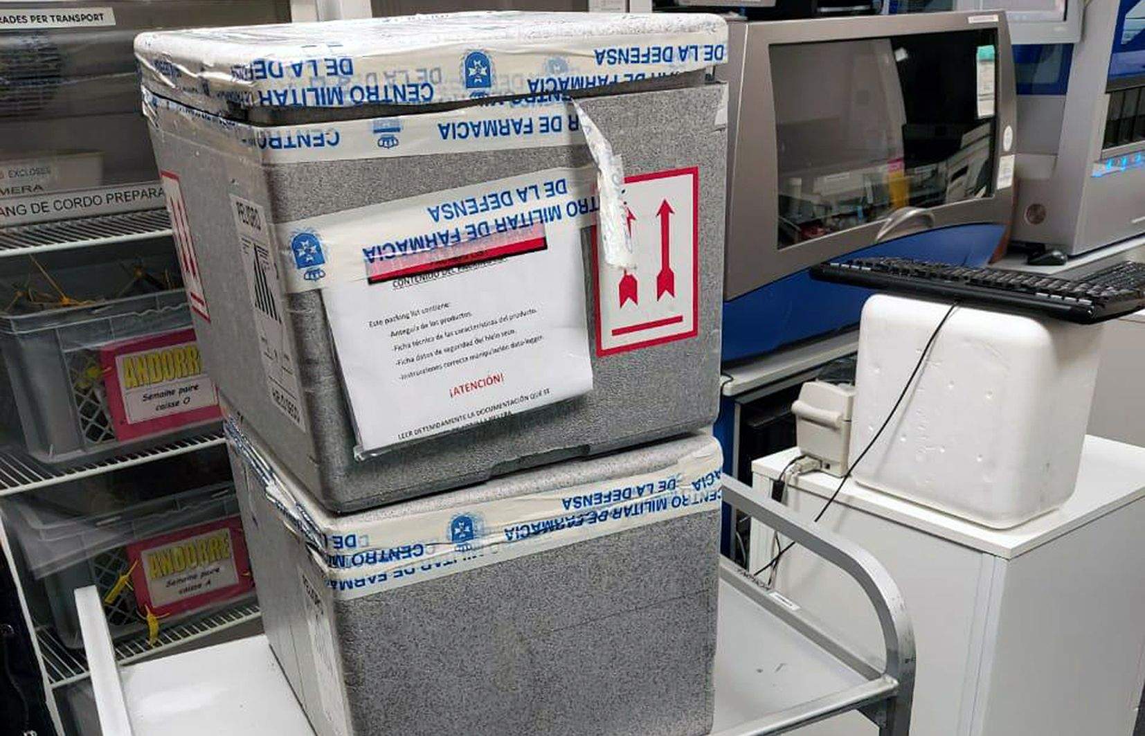 Contenidors amb les vacunes de Pfizer en les instal·lacions hospitalàries.