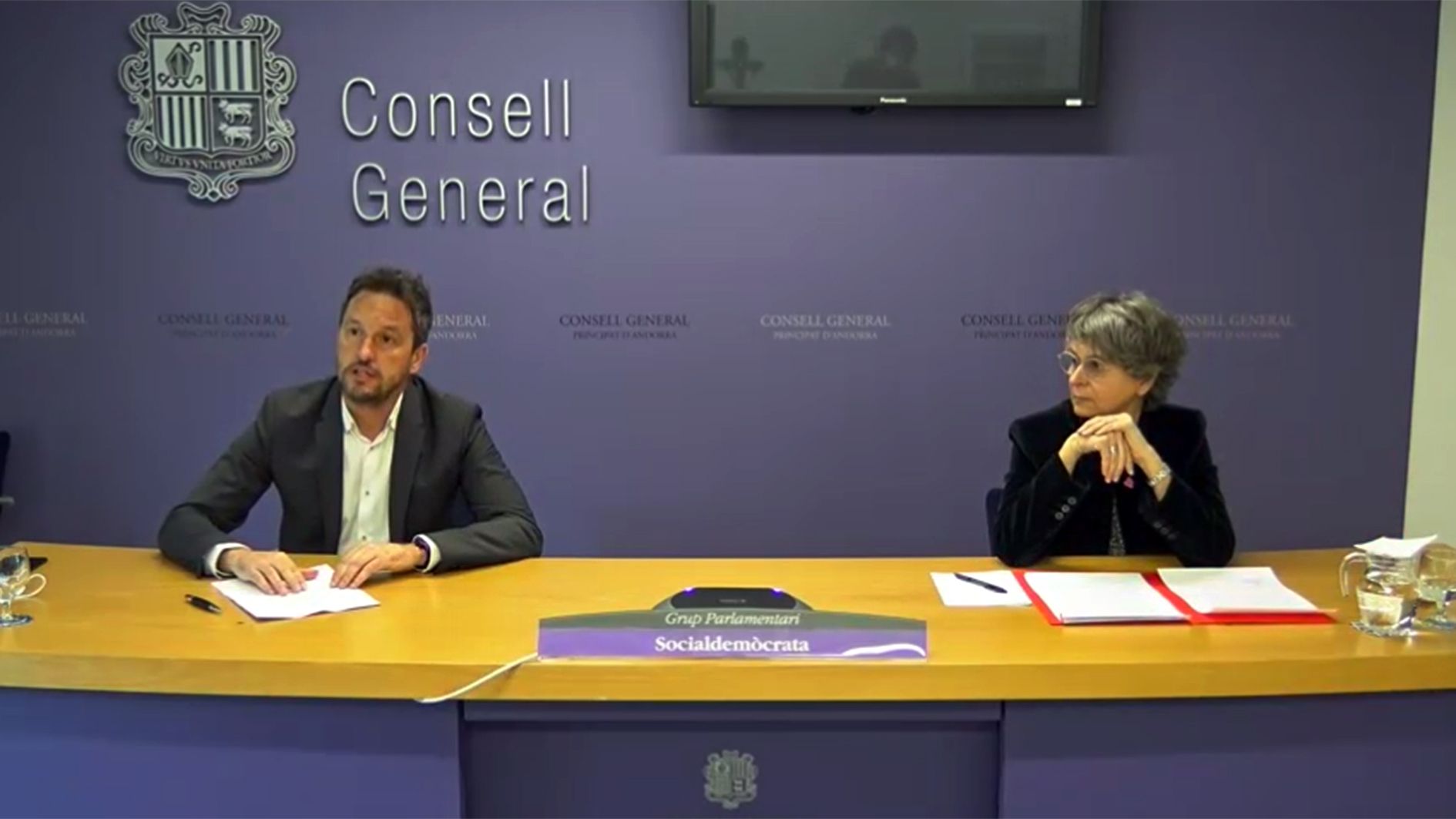 Pere López i Susanna Vela durant la compareixença.