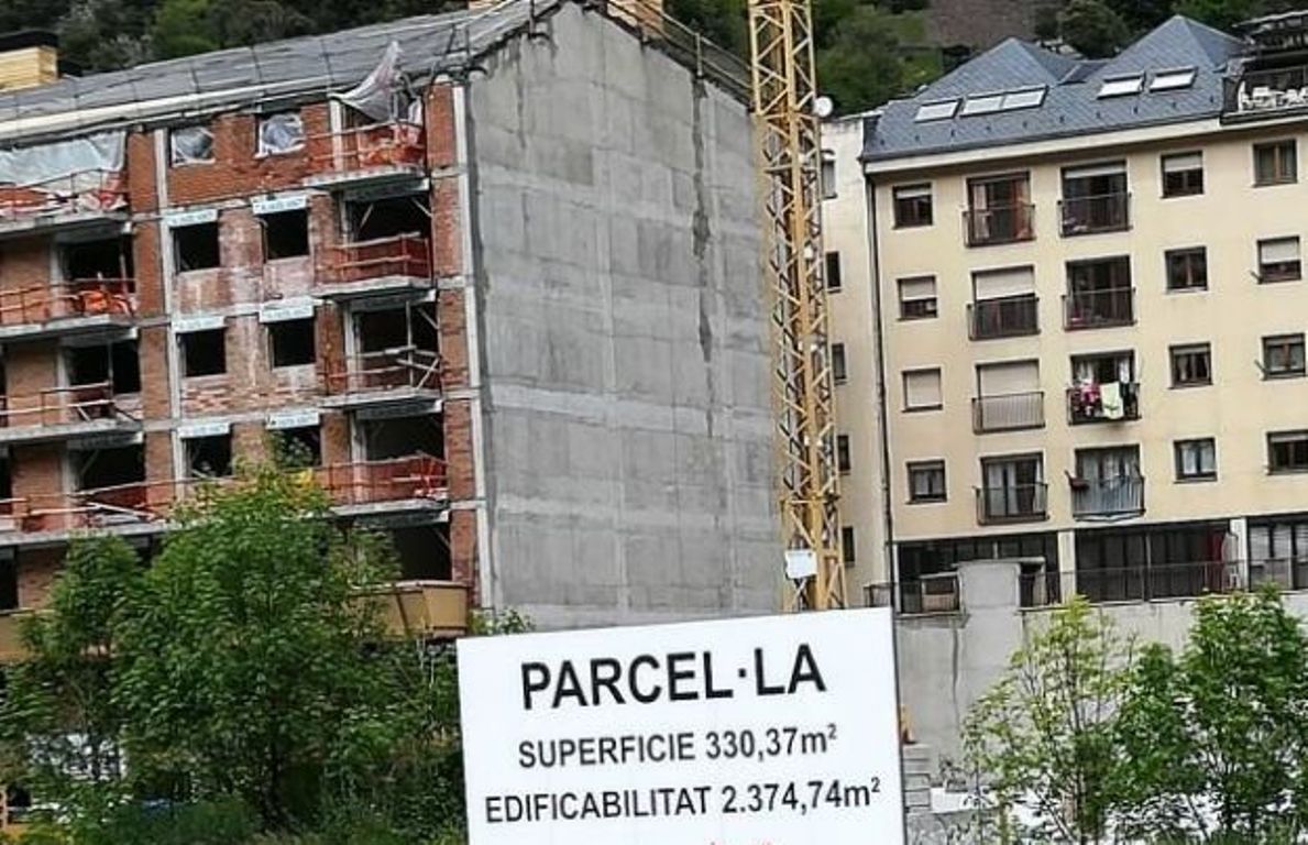 Parcel·la i edifici en construcció a Andorra la Vella.