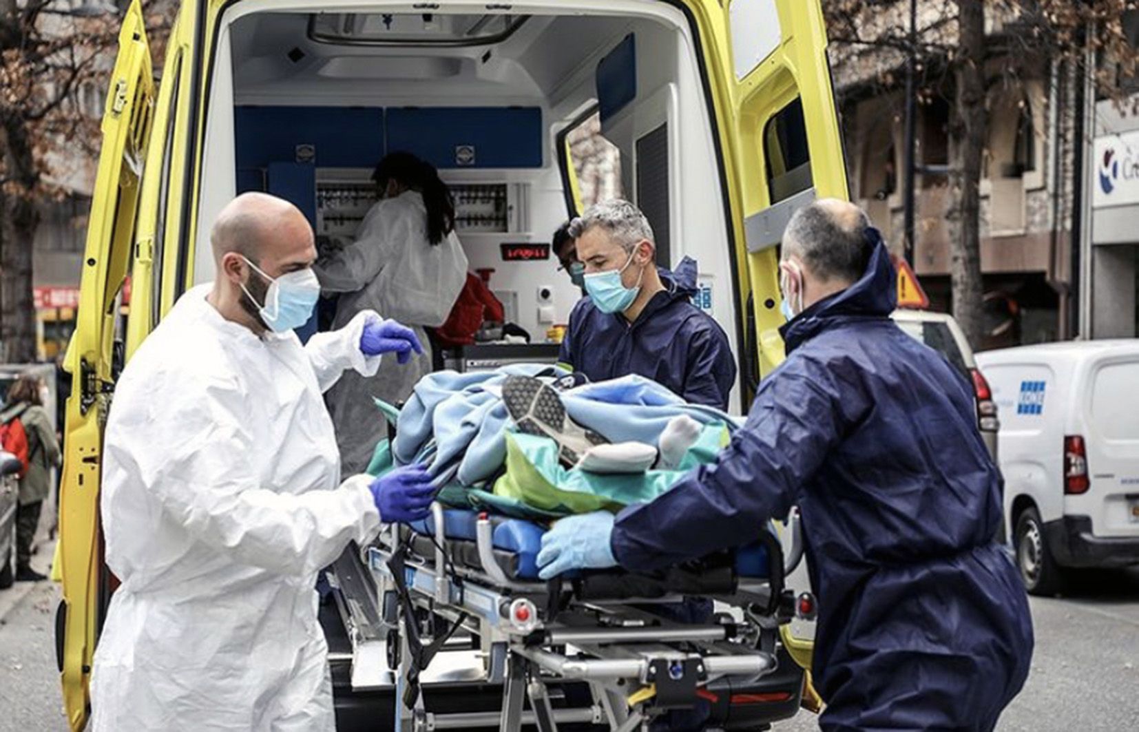 Sanitaris traslladen el menor cap a l'ambulància, després de l'accident.
