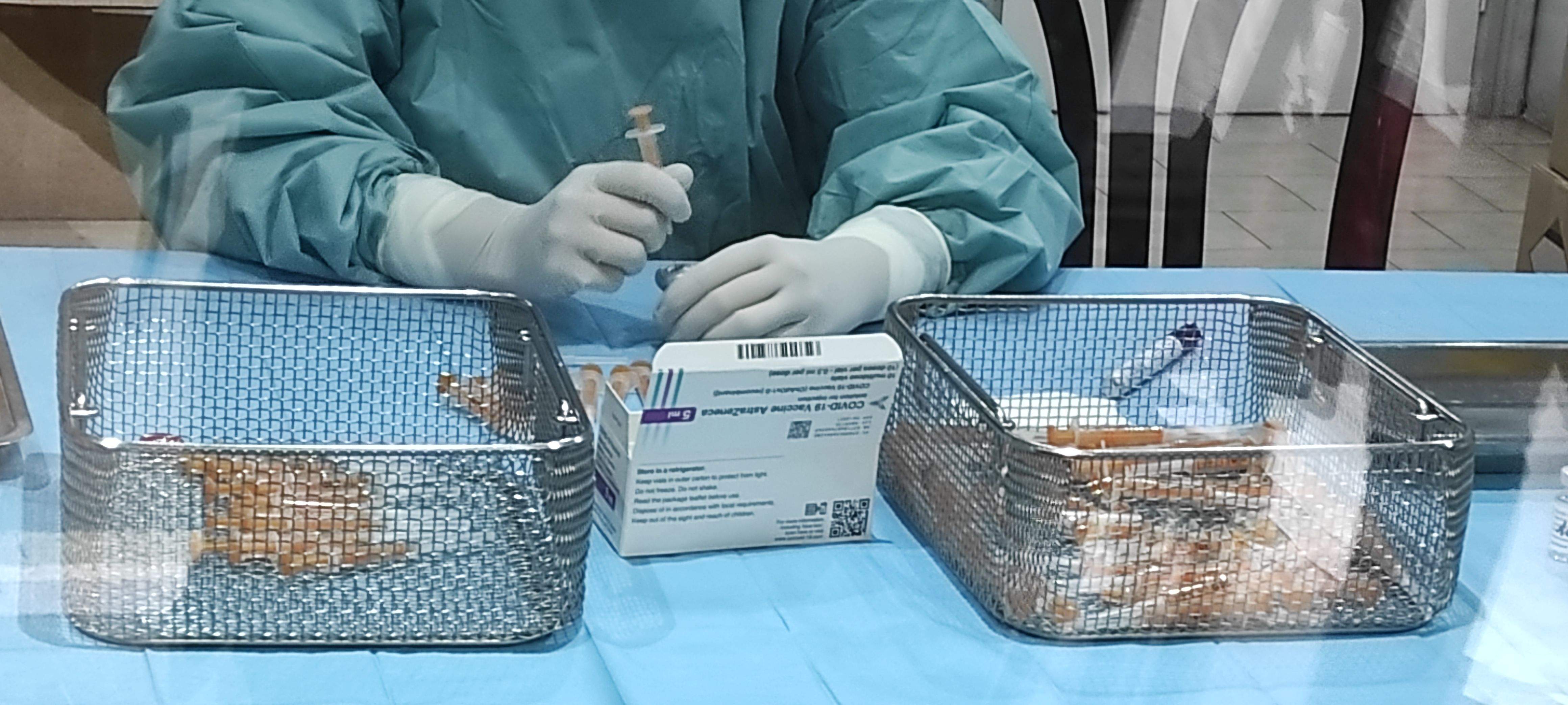 Preparació de vacunes d'AstraZeneca.