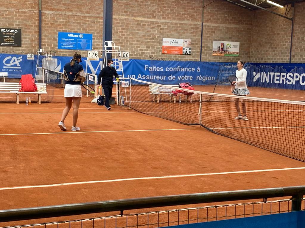 El jutge àrbitre es disposa a fer el sorteig abans del partit de Vicky Jiménez d'aquest dimecres.