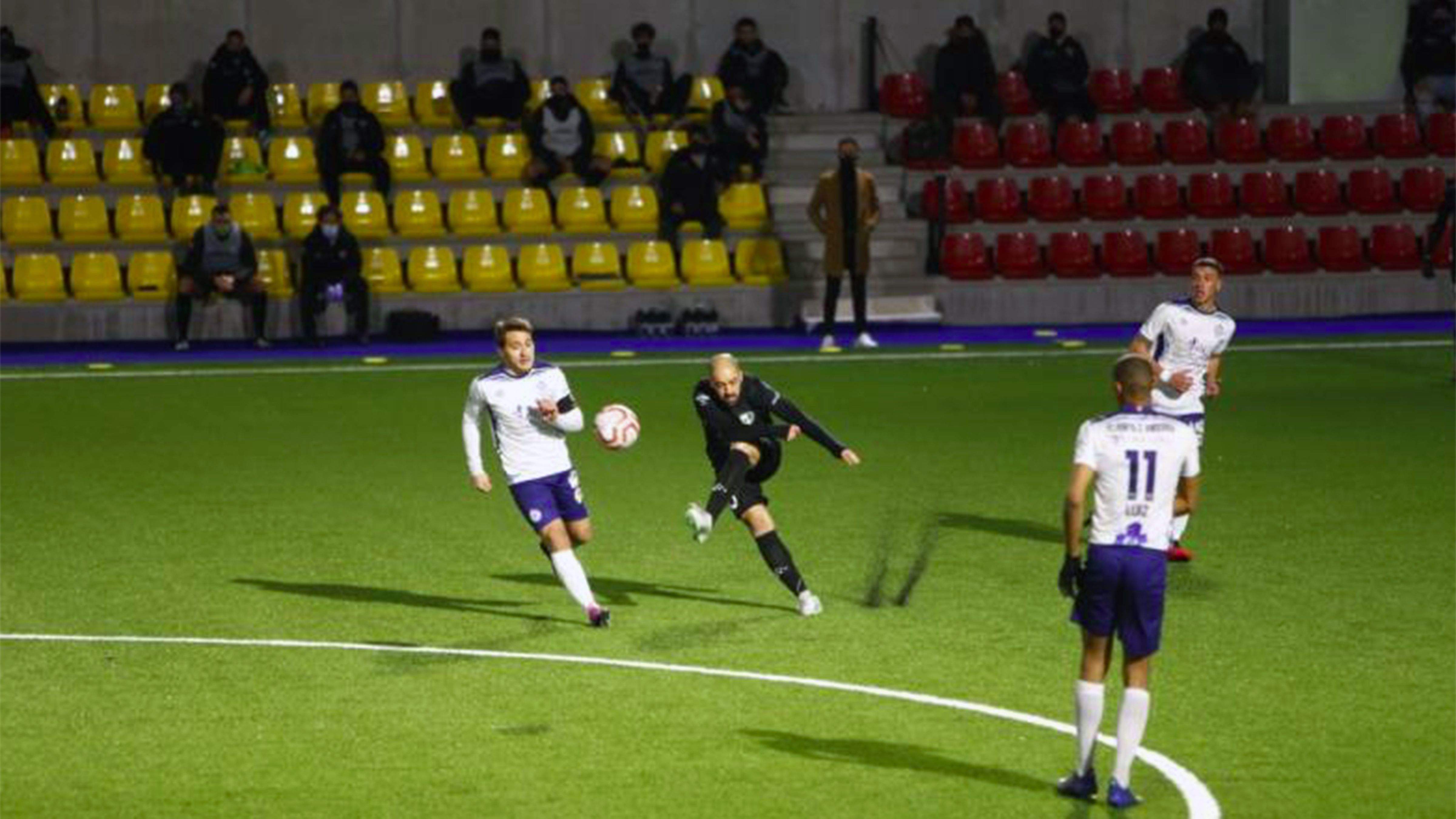 Els suplents ocupen bona part de la graderia.