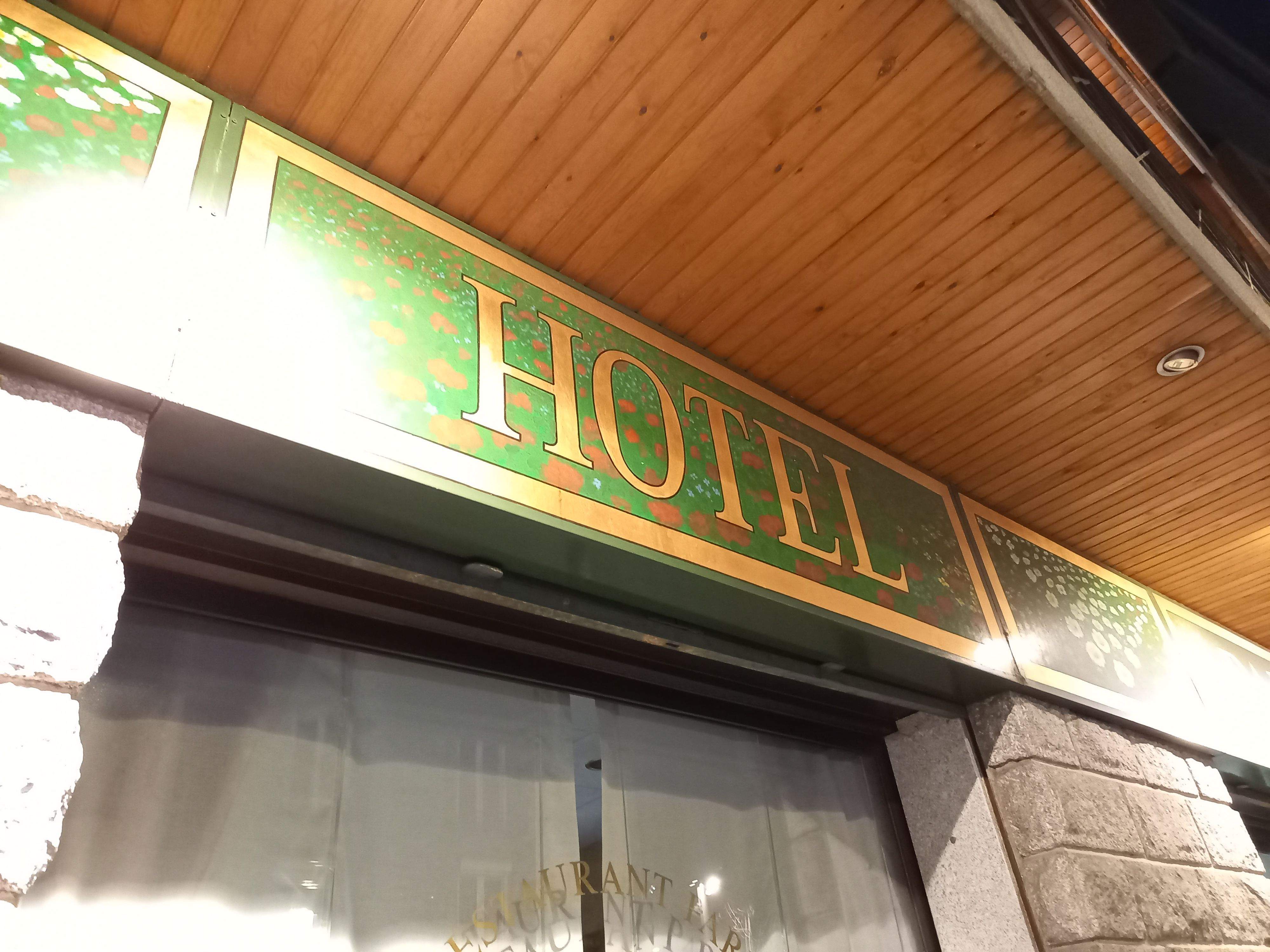 Rètol d'un dels hotels del país.