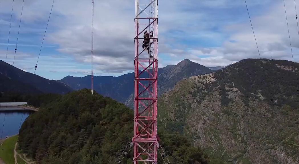 Leo Urban descendint per un dels cables de l'antena el juny de 2020.