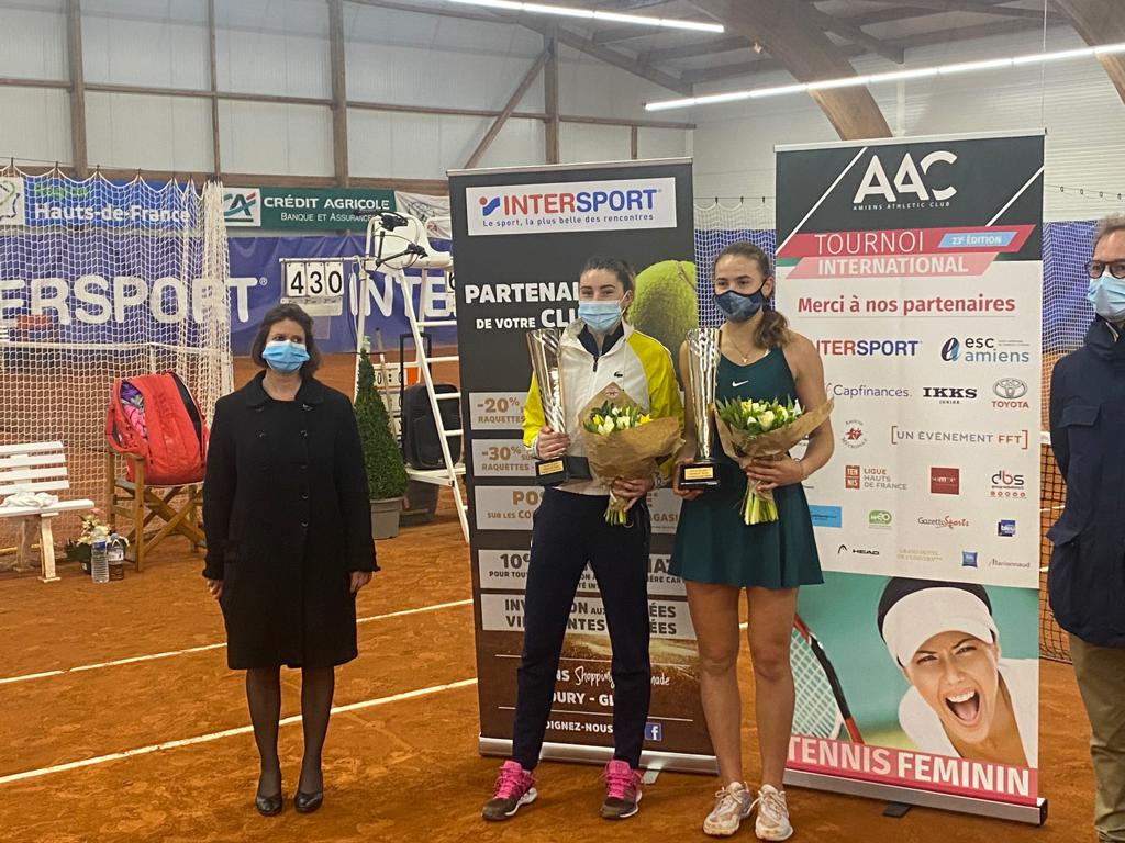 Jiménez i Jacquemot, amb el trofeu de finalistes a Amiens.