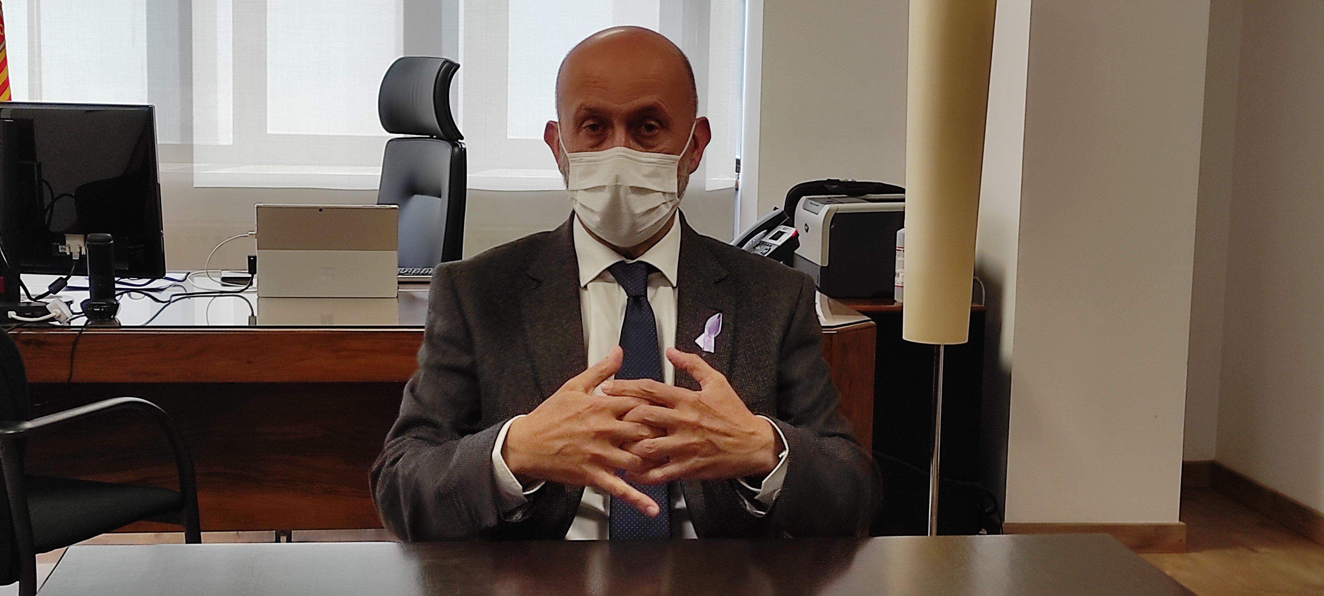 Joan Martínez Benazet al seu despatx a l'edifici Clara Rabassa.