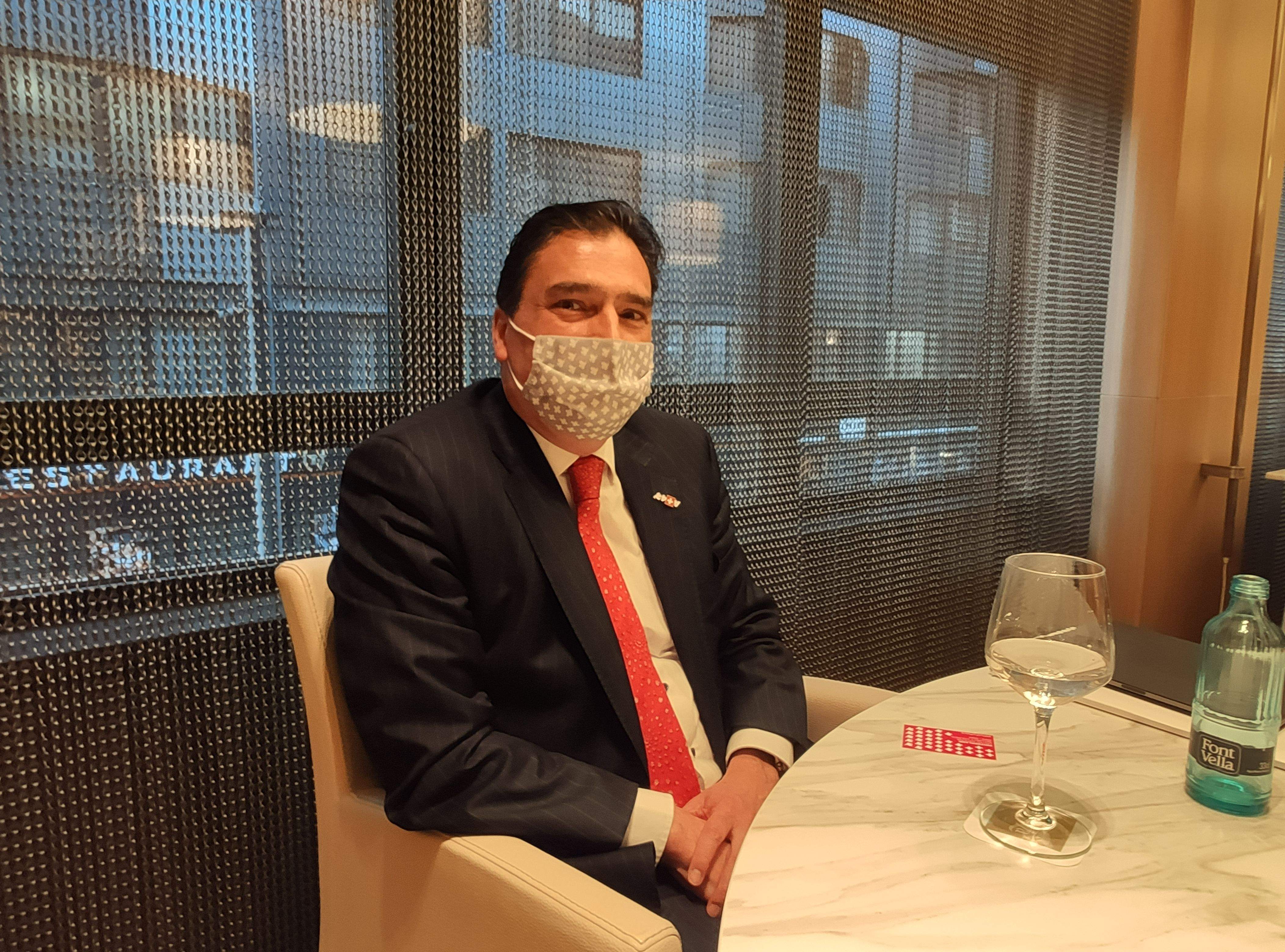 L'ambaixador de Suïssa, Hanspeter Mock, aquest divendres després de l'entrevista.