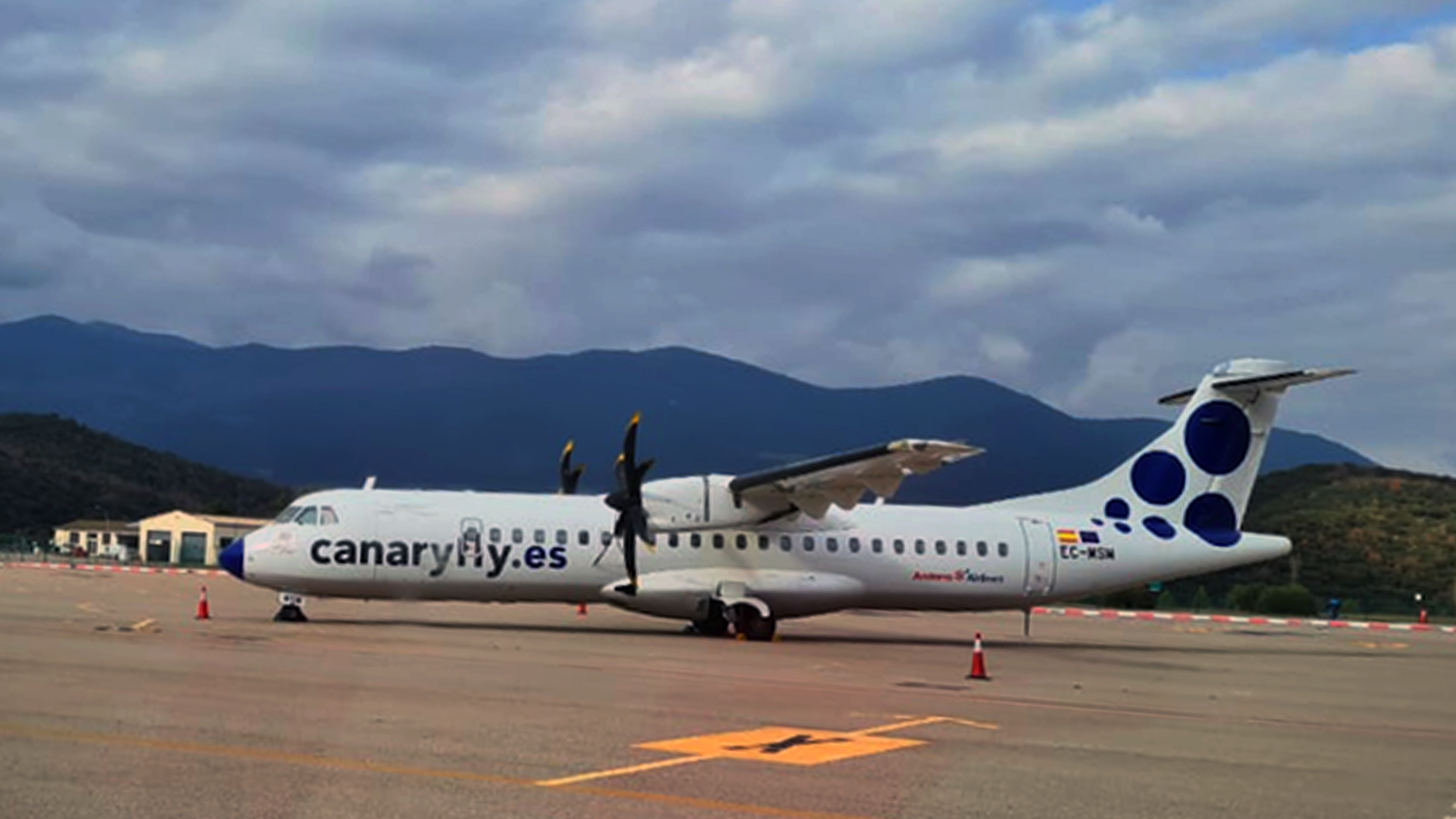 L'avió de CanaryFly llogat per Andorra Airlines i estacionat a la Seu. L'avió de CanaryFly llogat per Andorra Airlines i estacionat a la Seu.
