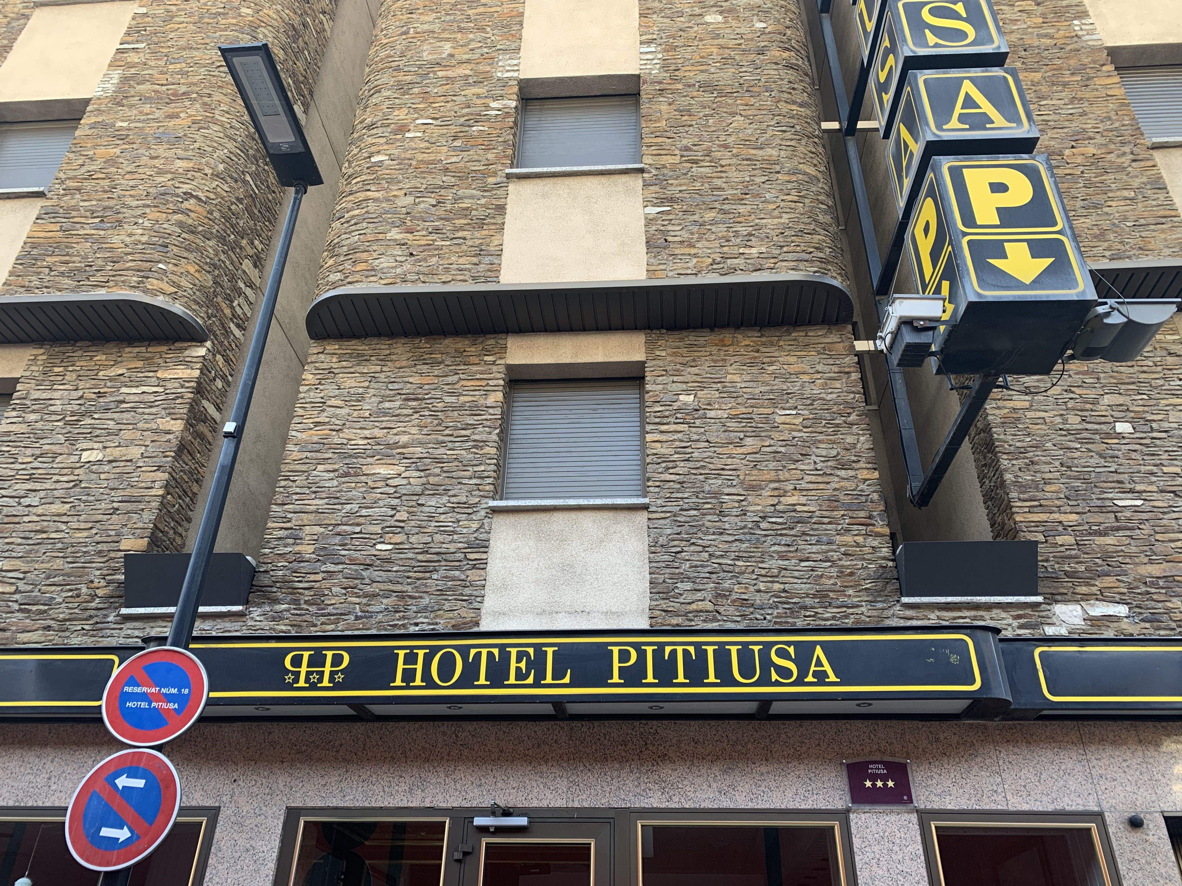 Una imatge de la façana de l'hotel amb el rètol en primer terme.