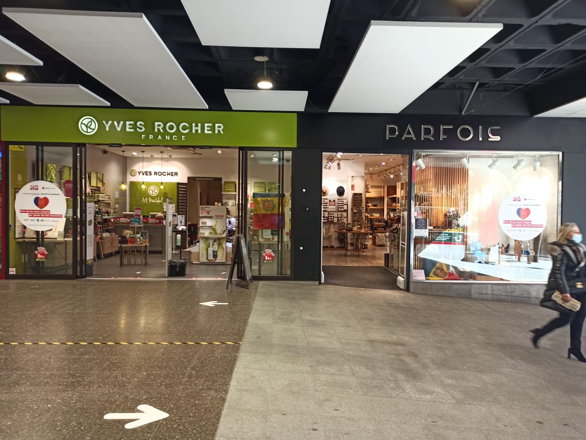 Dos comerços oberts al passatge Biscariet, a Andorra la Vella.