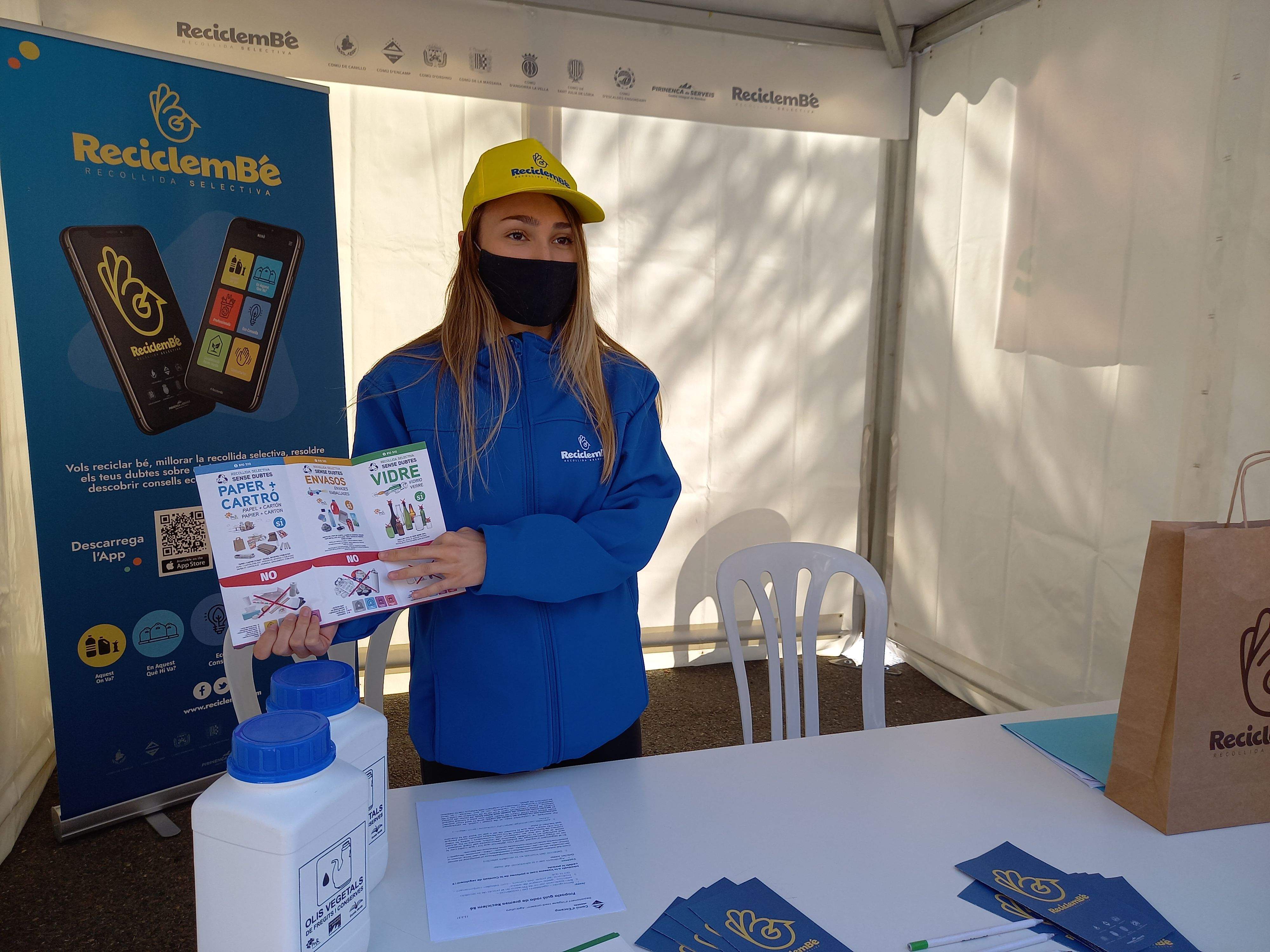 Una de les educadores ambientals, a l'EBUR que s'instal·larà al davant del Complex Esportiu d'Encamp.
