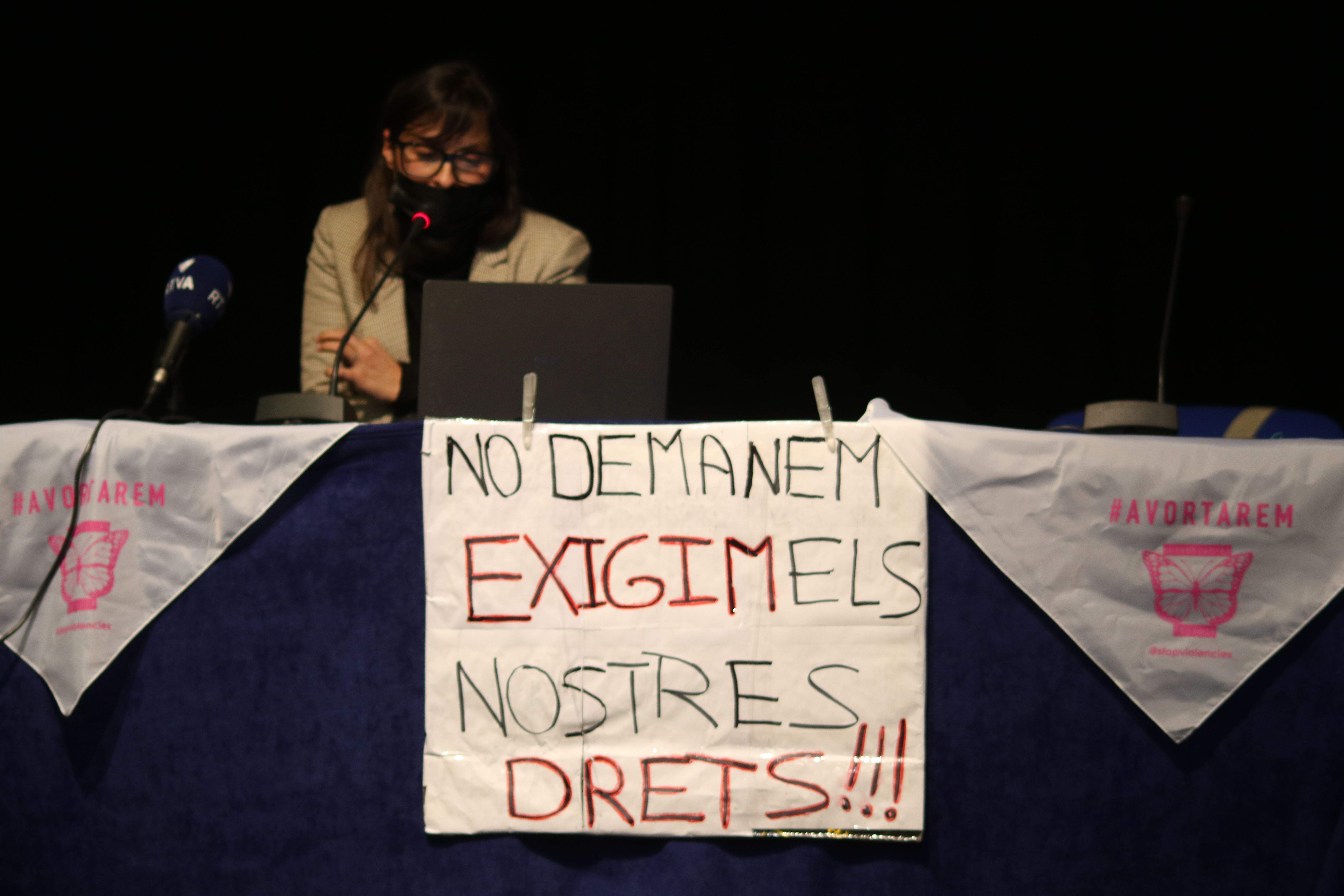 La presidenta d'Stop Violències, Vanessa Mendoza Cortés, durant la compareixença del 8-M.