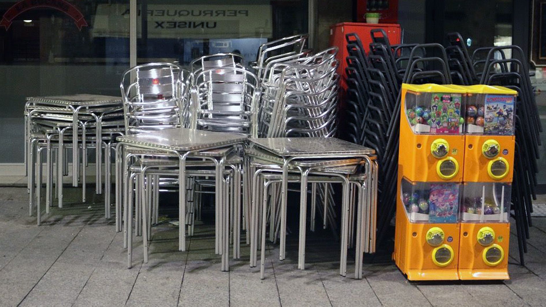 Taules i cadires plegades d'un bar.