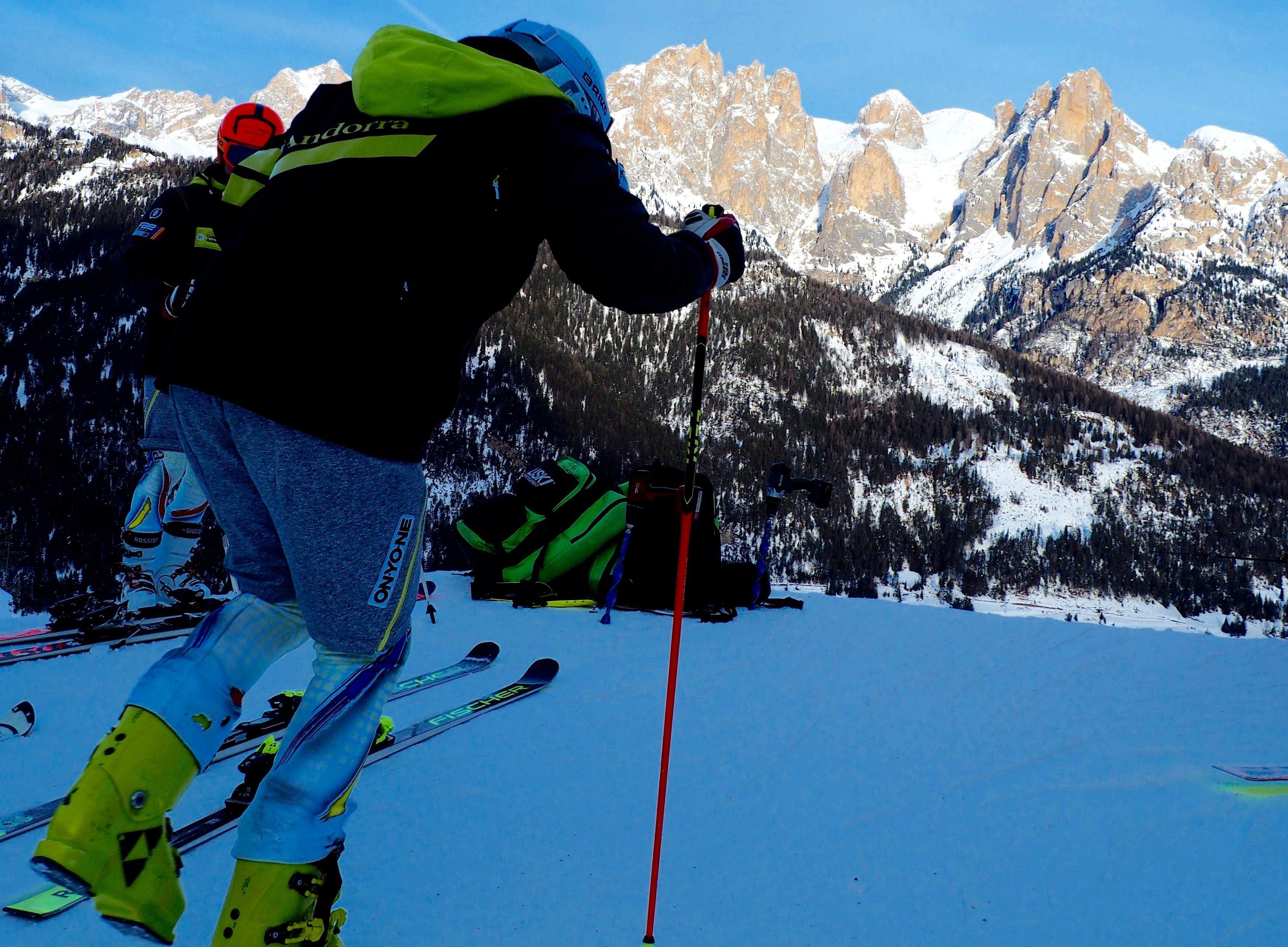 Àxel Esteve escalfa abans d'una cursa.