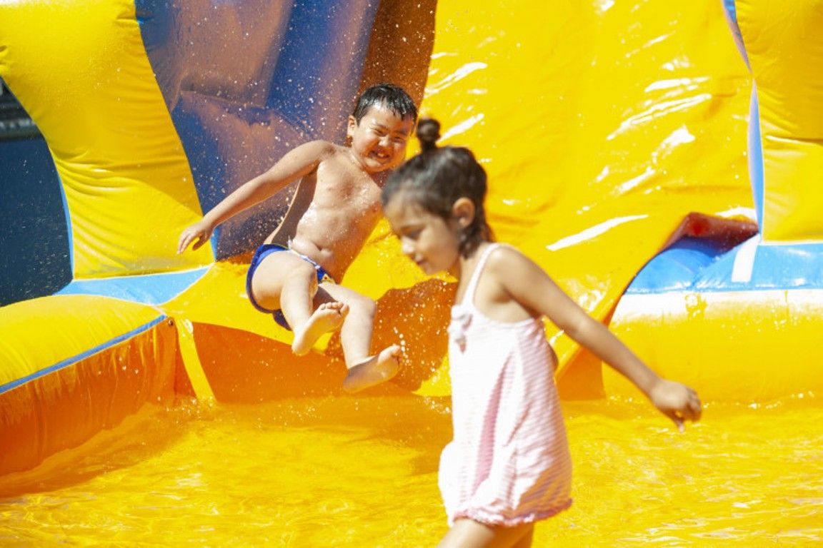 Dos infants a l'Aquapark d'Andorra la Vella l'estiu passat.