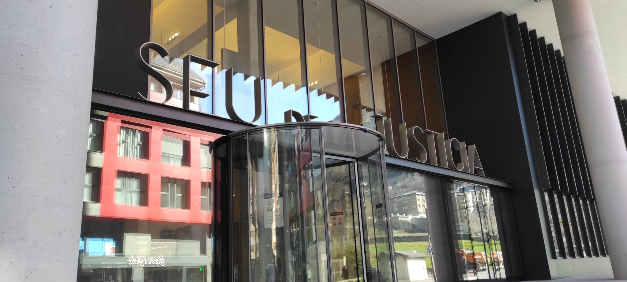 Una imatge de la façana principal de la Seu de la Justícia.