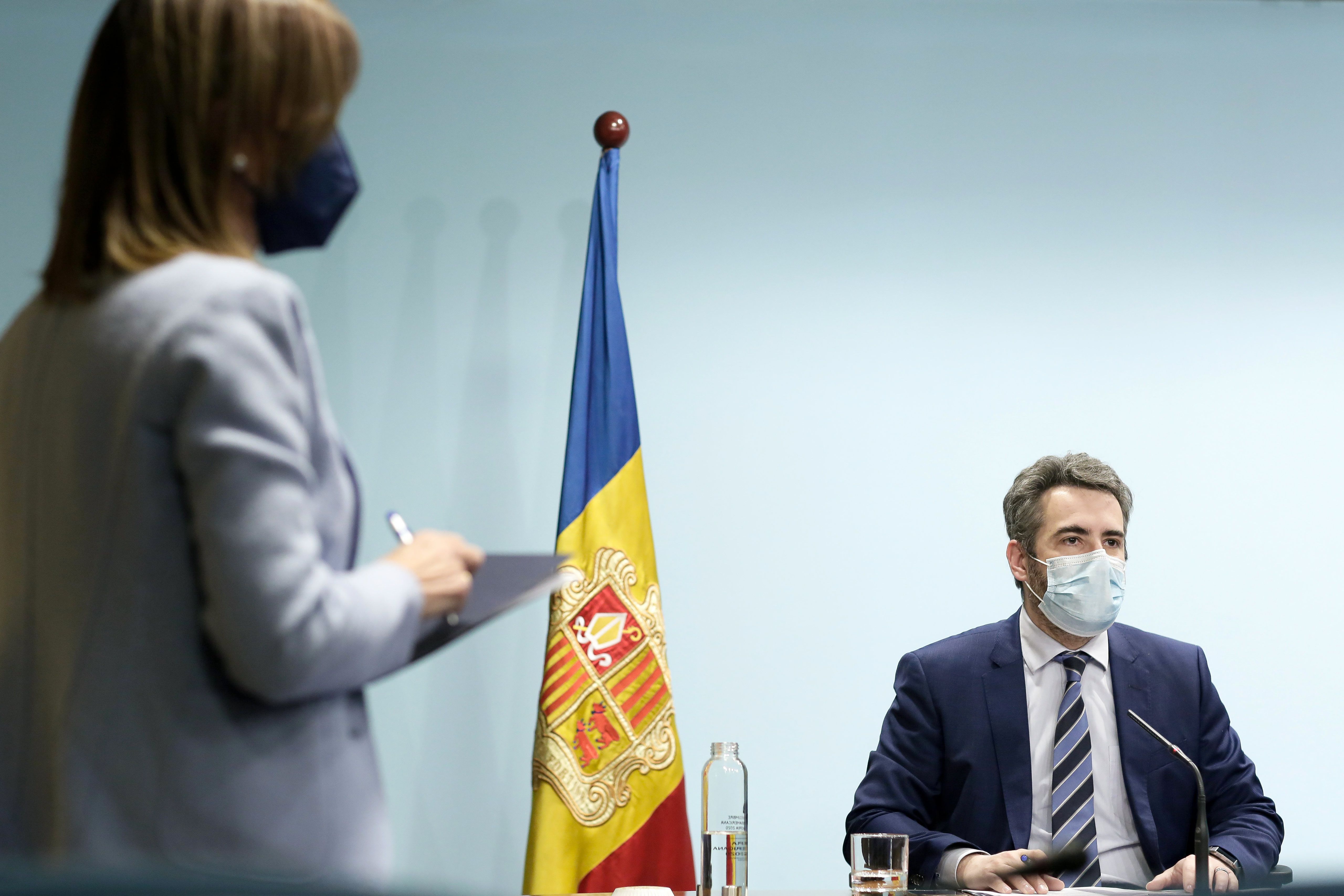 Vilarrubla es dirigeix cap a la taula on l'espera Eric Jover.