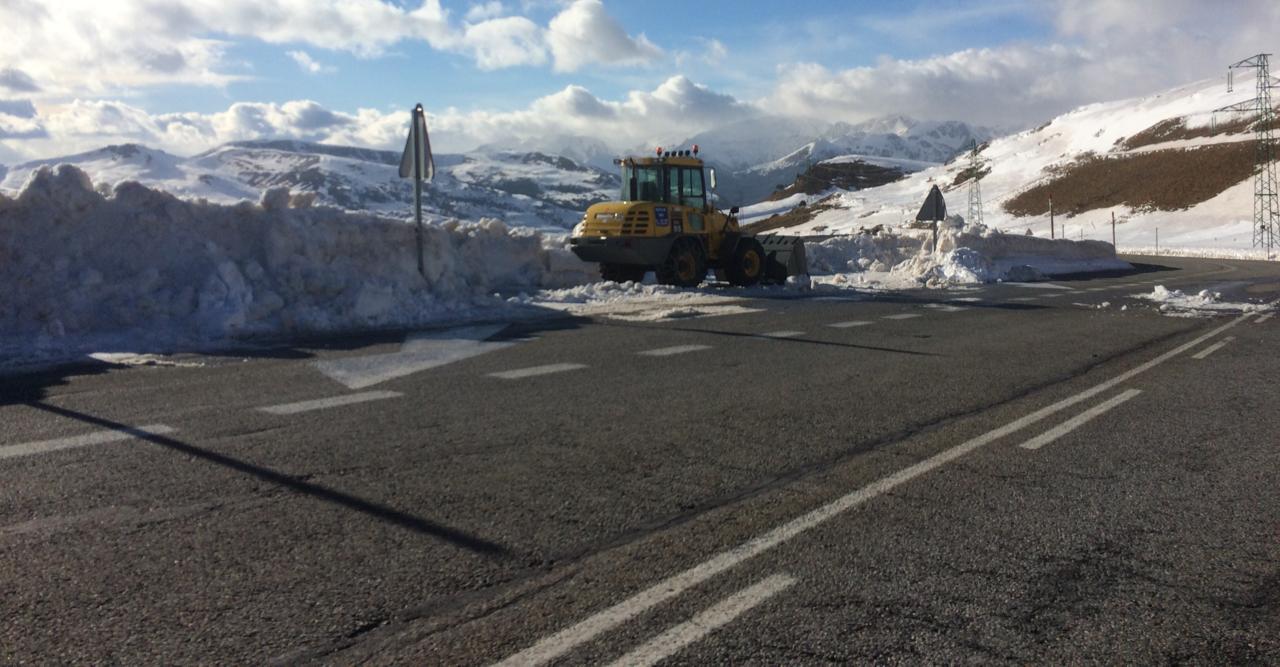 El punt des del qual estan agafant la neu per traslladar-la a la Rabassa. El punt des del qual estan agafant la neu per traslladar-la a la Rabassa.