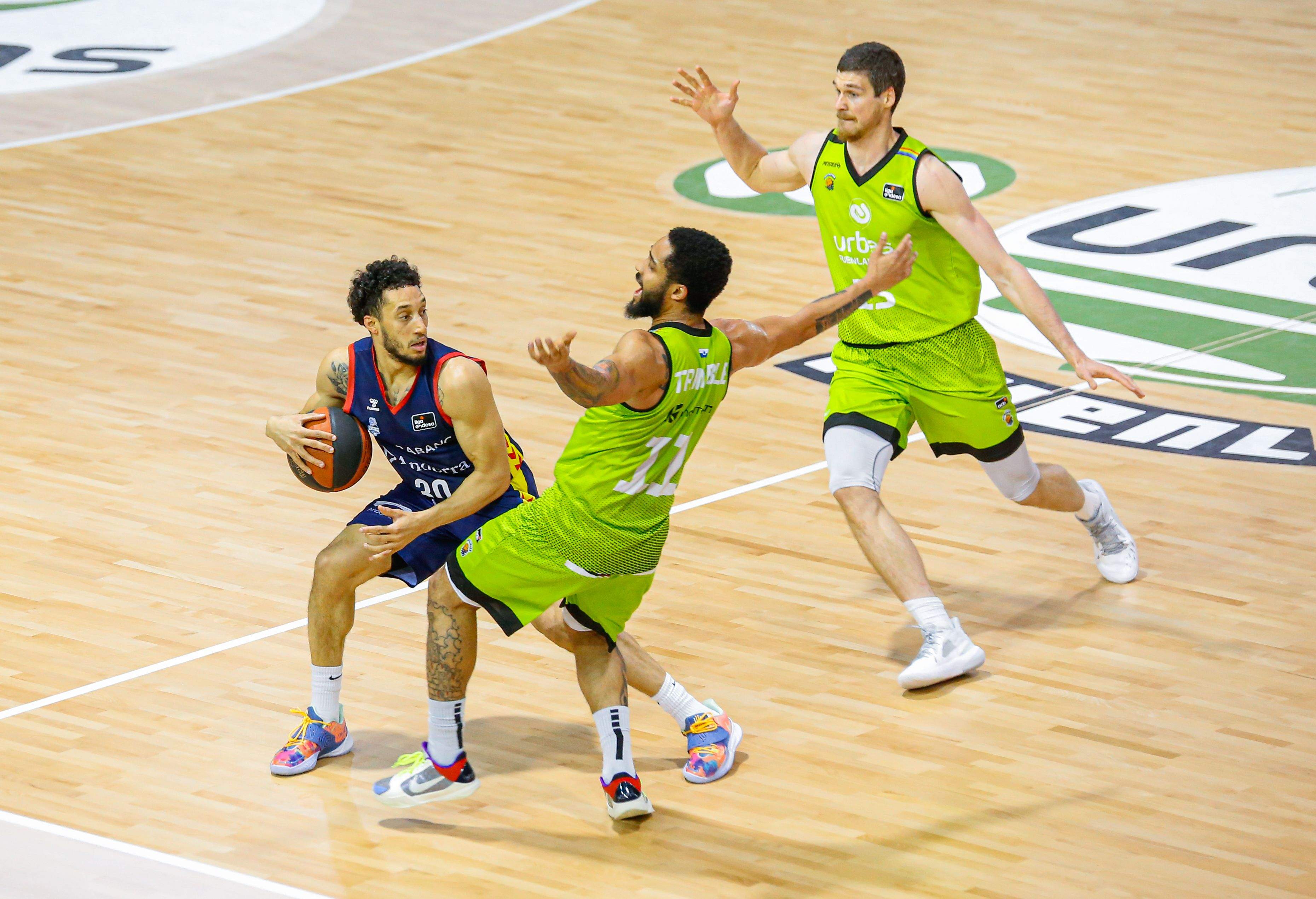 Jeremy Senglin mira de superar Trimble.