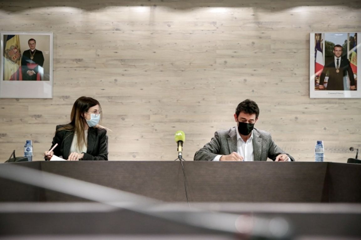 La ministra de Cultura i Esports, Sílvia Riva i el cònsol d'Ordino, Josep Àngel Mortés durant la signatura.