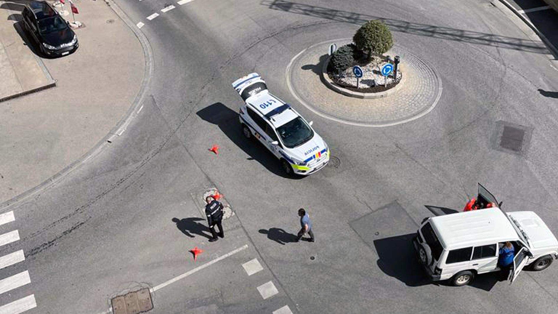 La policia al lloc dels fets amb un dels vehicles implicats, el Mitsubishi Pajero.