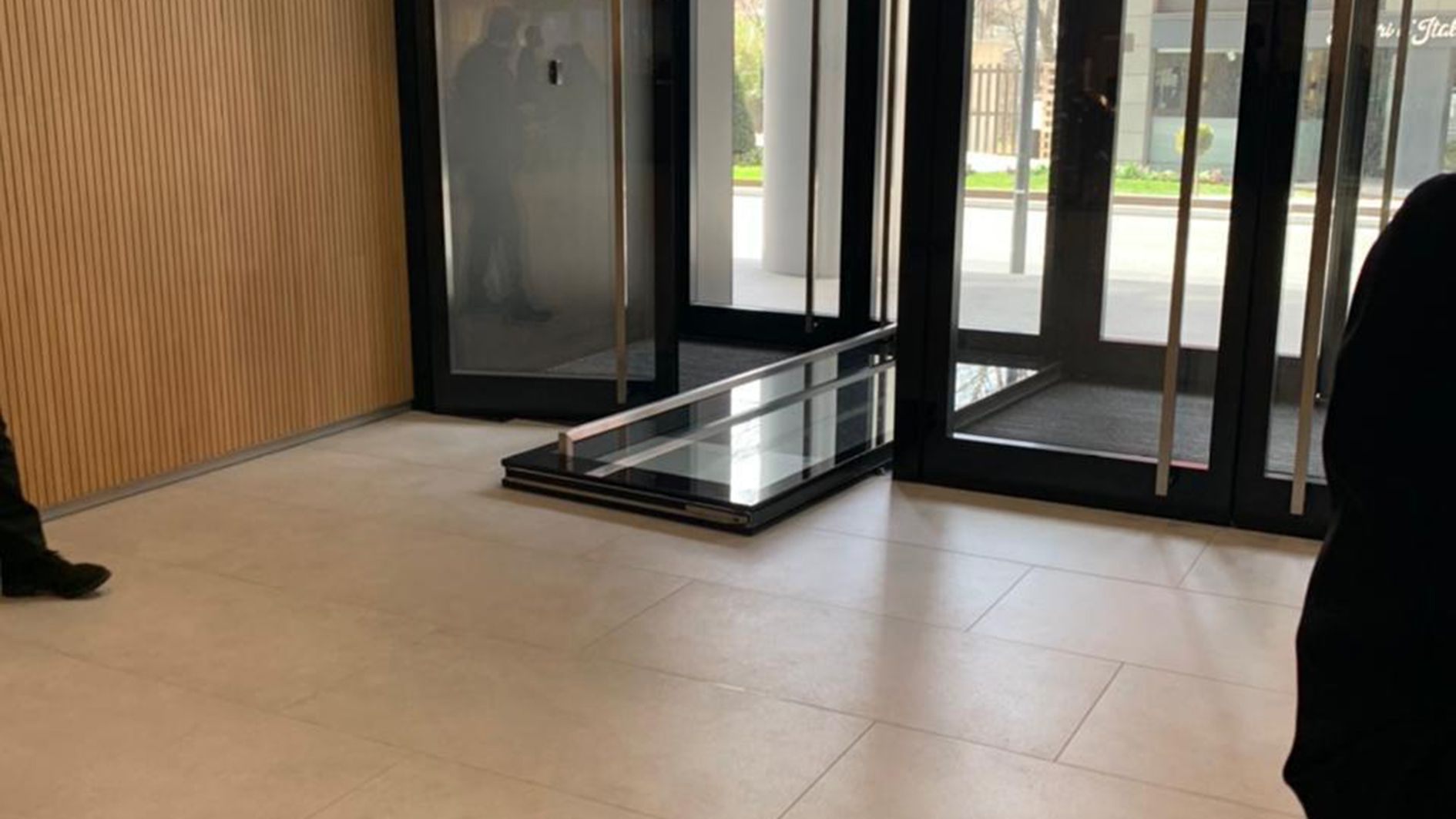 Una imatge de la porta caiguda.