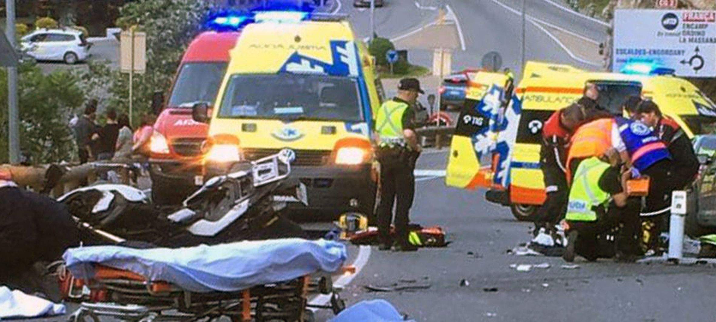 Els serveis sanitaris intervenint el dia de l'accident.