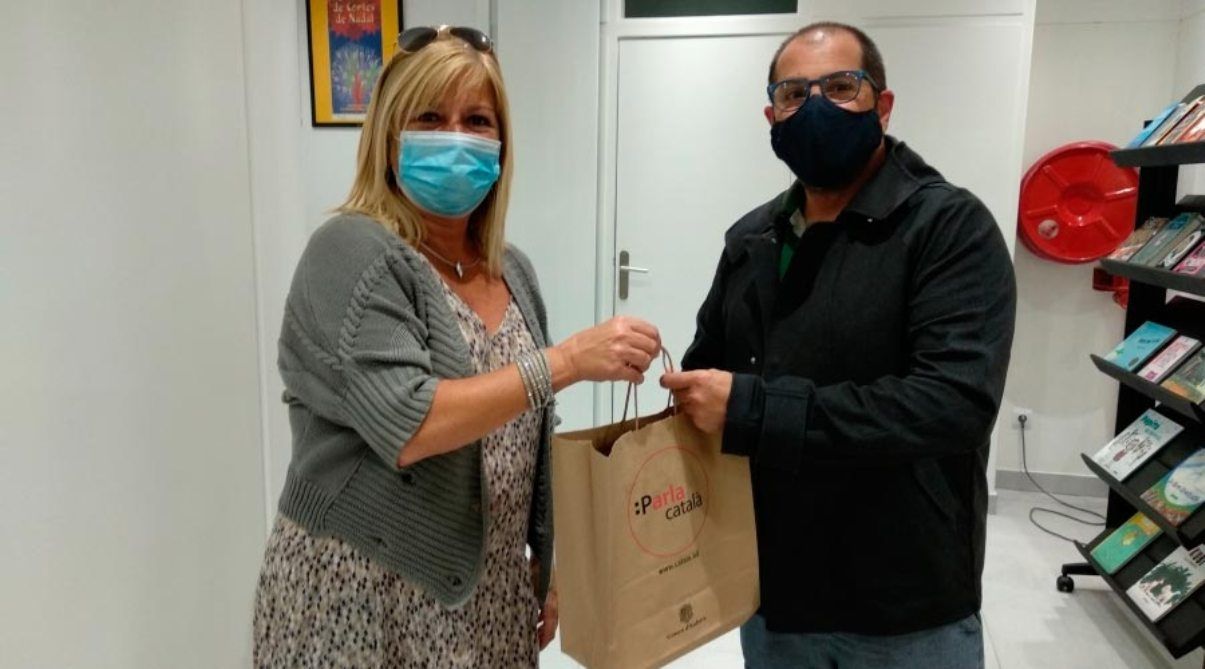 La directora de Cultura, Montserrat Planelles entrega el premi a un dels guanyadors de l'any passat.