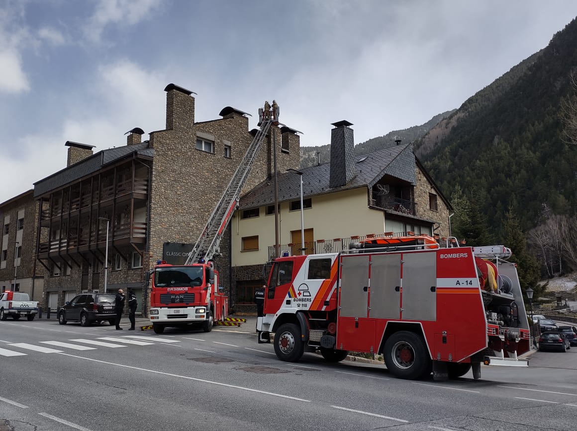 Els bombers intervenen per evitar que el foc vagi a més.